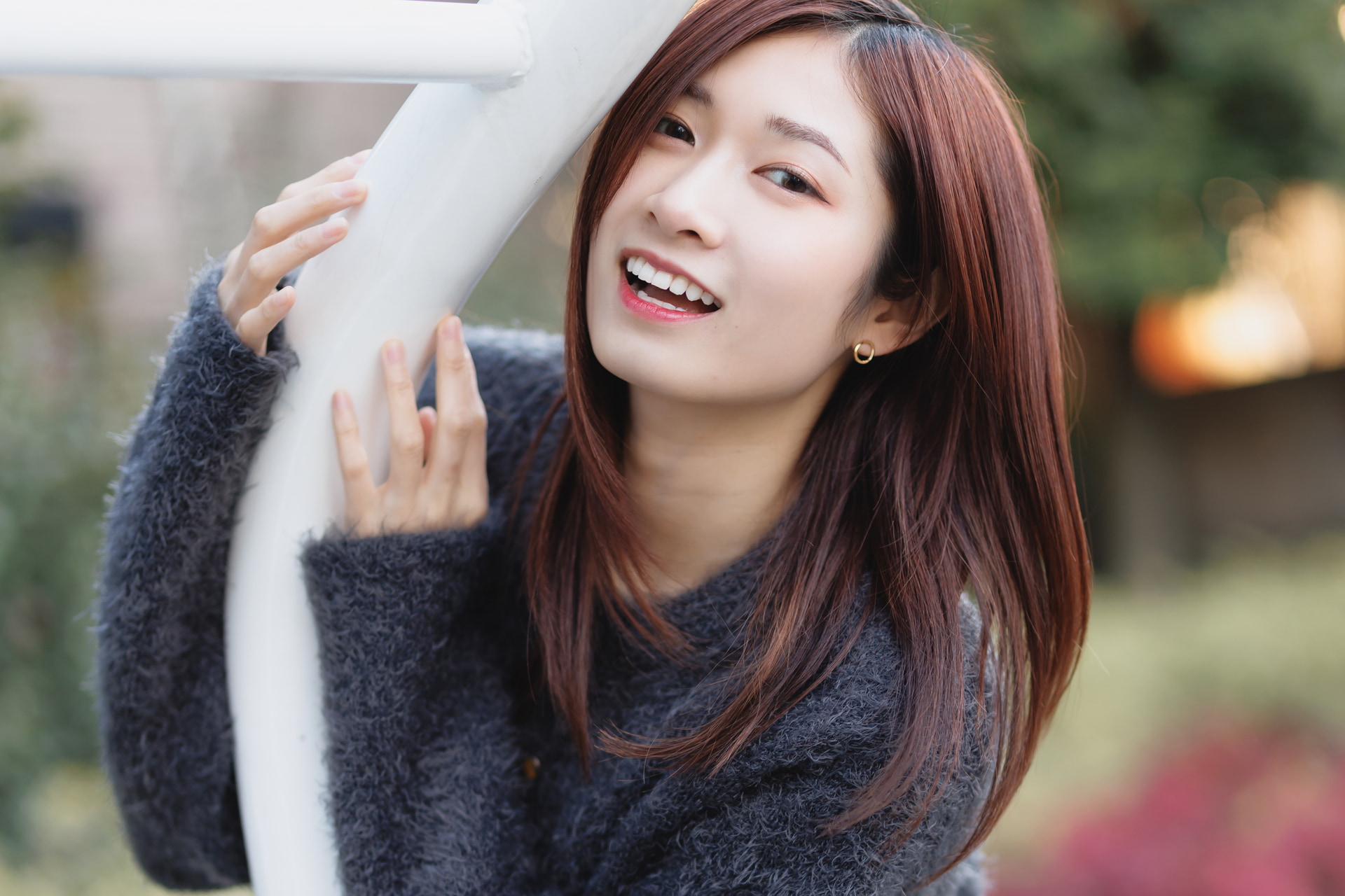 この記事で掲載している写真はすべて瞳検出を使用している。大口径レンズや望遠レンズで被写界深度がごく浅い表現を多用しているが、AF精度、スピードともにまったく問題がなく、カメラマンは構図だけに集中できる（モデル：大野舞）<br><span class="fnt-85">キヤノン EOS R5 Mark II／RF50mm F1.2 L USM／50mm／マニュアル露出（F1.2、1/250秒）／ISO 100／WB：オート</span>