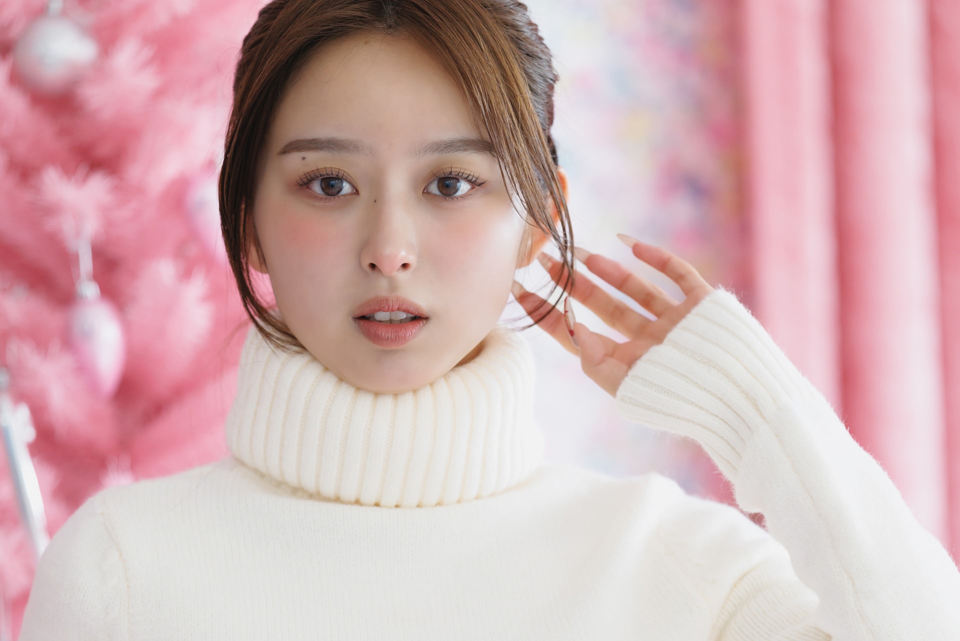 少し暗めの室内で望遠レンズを使うことを考慮しつつ、ボディ内手ブレ補正の優秀さも加味して、シャッター速度は1/160秒に設定。ISO感度は1250とやや高めだが、ノイズは感じない（モデル：花梨りこ）<br><span class="fnt-85">キヤノン EOS R5 Mark II／RF70-200mm F2.8 L IS USM Z／168mm／マニュアル露出（F2.8、1/160秒）／ISO 1250／WB：オート</span>