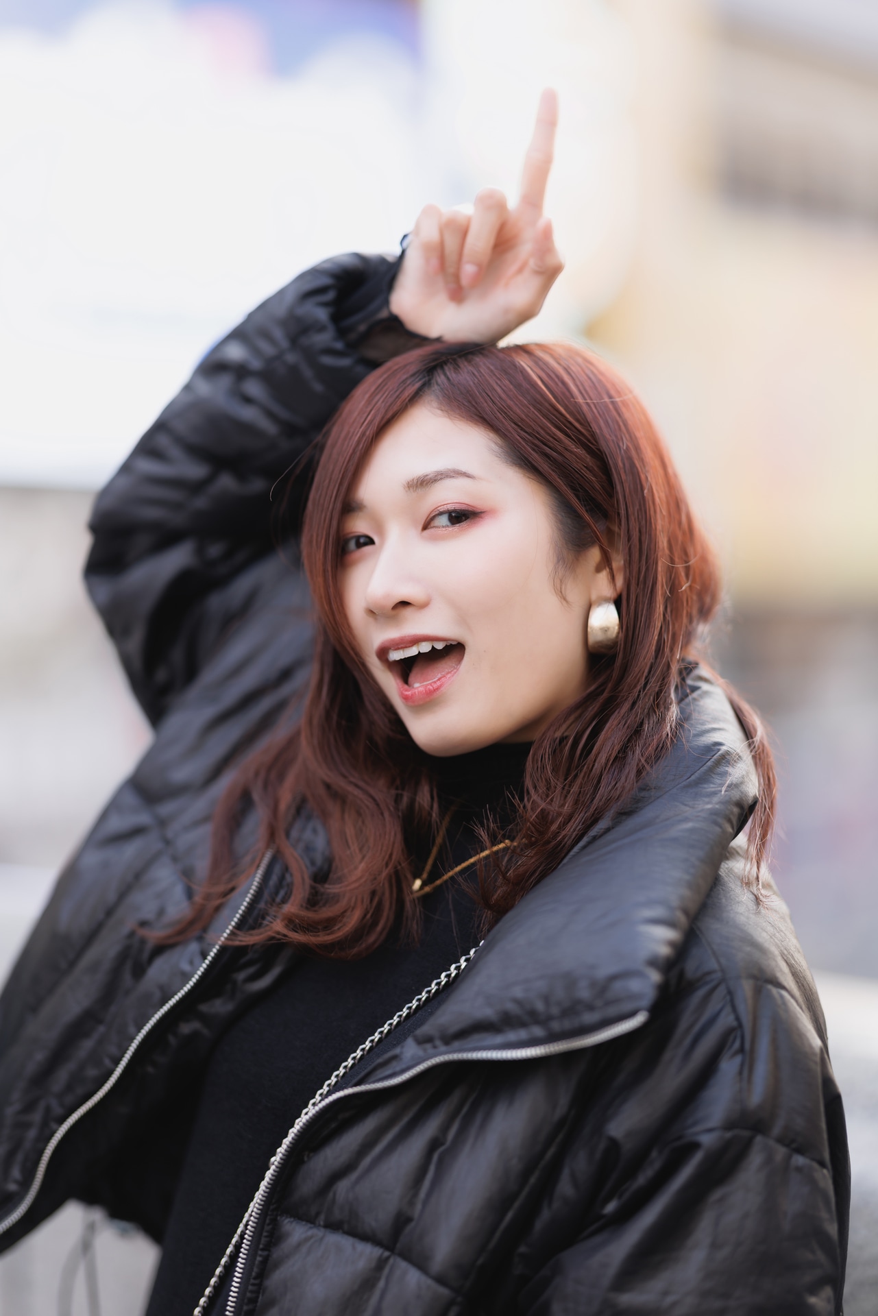 85mmで被写体に寄ってF1.2のボケを最大限に引き出した。すでに奥の目がアウトフォーカスしているが、思い切って開放絞りのまま撮影して柔らかさを表現した（モデル：大野舞）<br><span class="fnt-85">キヤノン EOS R5 Mark II／RF85mm F1.2 L USM／85mm／マニュアル露出（F1.2、1/320秒）／ISO 100／WB：オート</span>