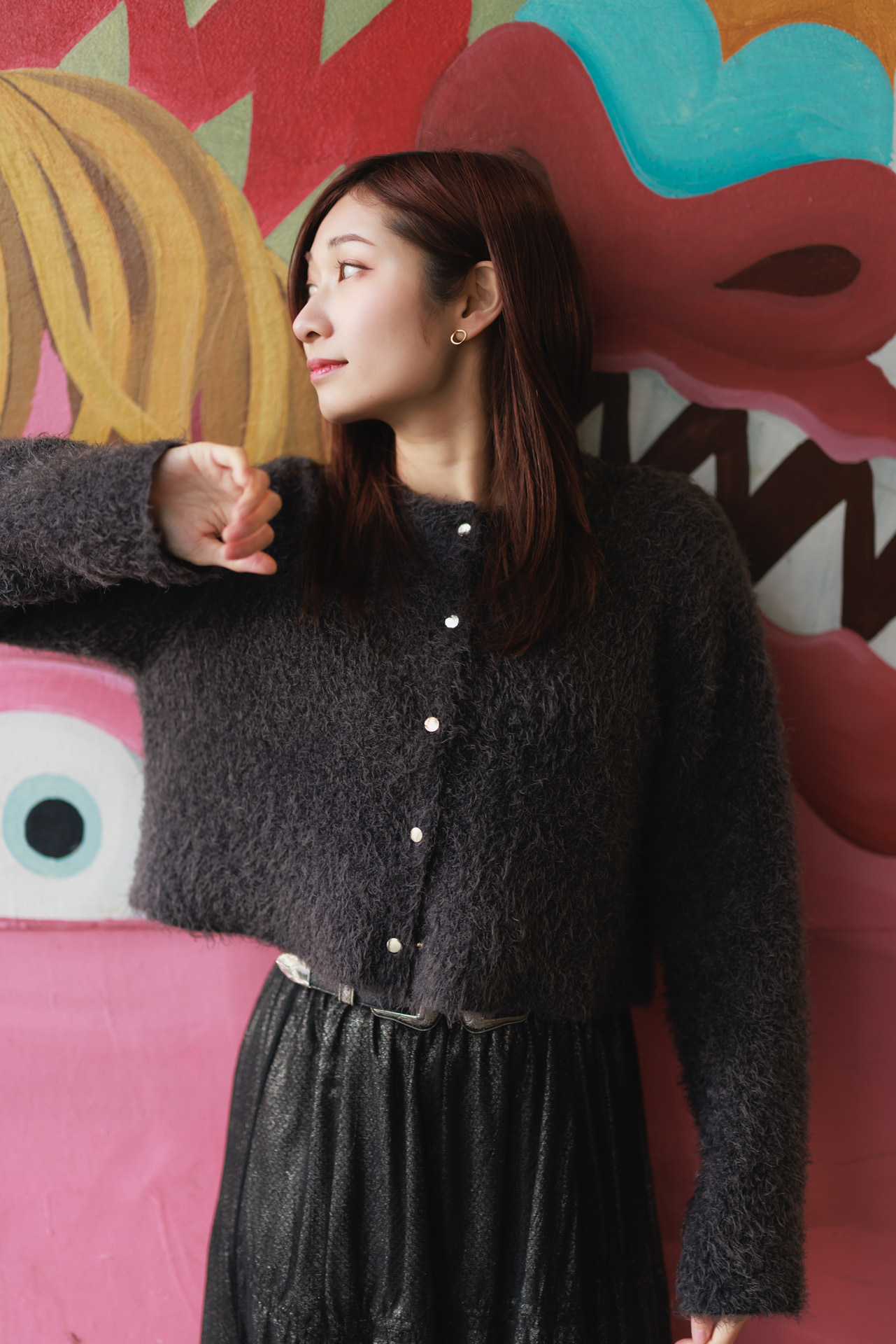 背景との距離がないので目立たないかもしれないがF1.2での撮影でしっかり柔らかくぼけているのが分かる。高架下で左サイドから光が差し込む状況で撮影して、右側の壁のグラフィティがなだらかに暗く落ちるのを狙った（モデル：大野舞）<br><span class="fnt-85">キヤノン EOS R5 Mark II／RF50mm F1.2 L USM／50mm／マニュアル露出（F1.2、1/250秒）／ISO 250／WB：オート</span>