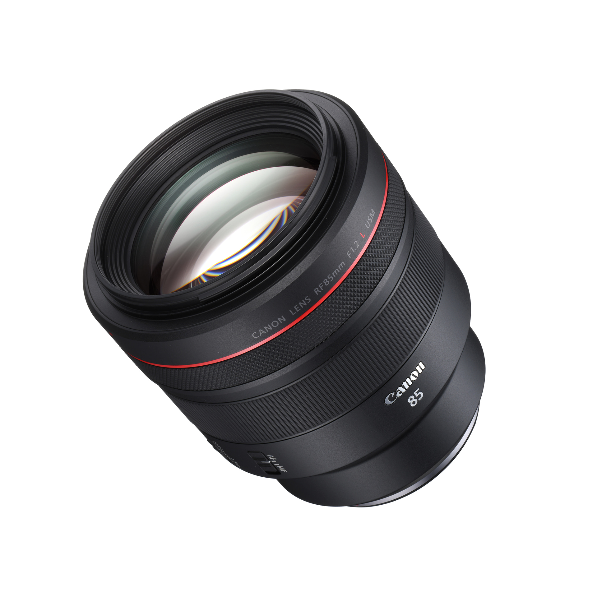 <span class="fnt-110"><b>RF85mm F1.2 L USM</b></span><br>RFレンズ最高峰の描写力とボケ味が魅力のレンズ。特に浅い被写界深度を生かして人物の全身を撮影したときの立体感は圧倒的で、50mmレンズの描写と変化をつけたいときに役立つ1本だ