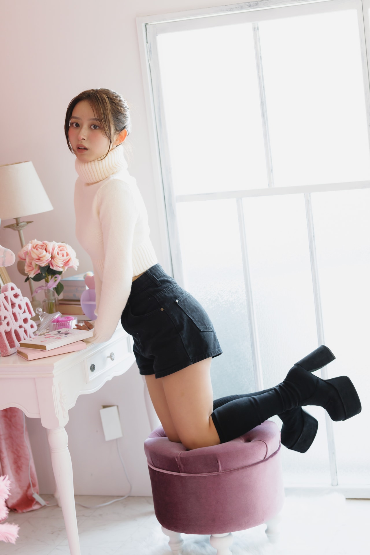 右奥から部屋全体に回る光を拾って撮影。70mmという焦点距離は少し離れれば全身の撮影も問題なく可能だ。70-200mmは表現の幅が広いのでポートレート撮影で威力を発揮する（モデル：花梨りこ）<br><span class="fnt-85">キヤノン EOS R5 Mark II／RF70-200mm F2.8 L IS USM Z／70mm／マニュアル露出（F2.8、1/160秒）／ISO 800／WB：オート</span>