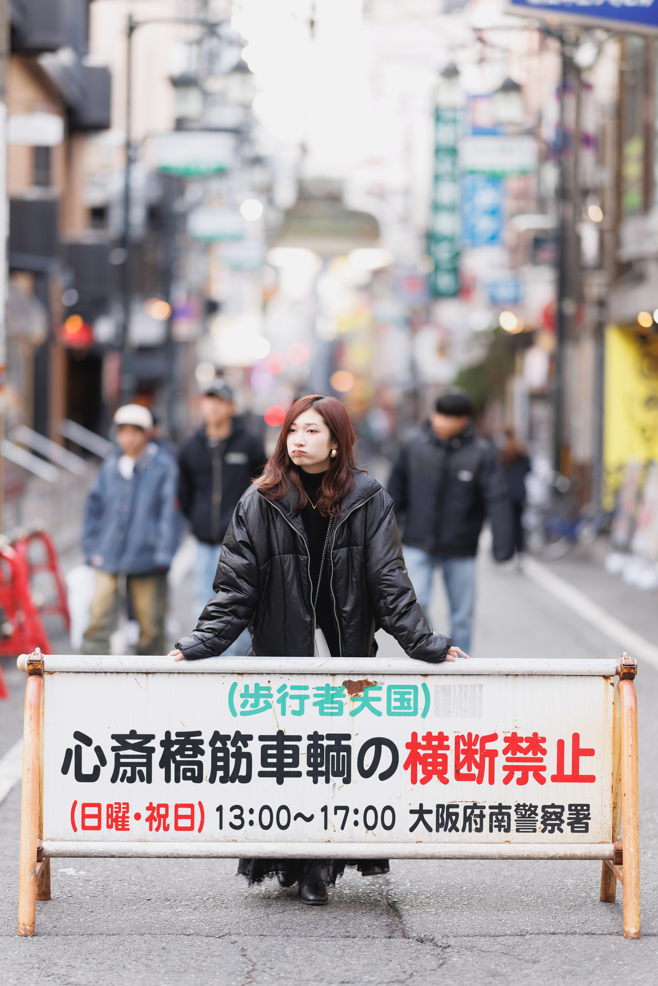 RF85mm F1.2 L USMの最大の魅力は、全身の撮影でも背景をぼかせることだ。写り込む人物や背景をボケとして生かしつつ、作品へと昇華させてくれるレンズだ（モデル：大野舞）<br><span class="fnt-85">キヤノン EOS R5 Mark II／RF85mm F1.2 L USM／85mm／マニュアル露出（F1.2、1/160秒）／ISO 100／WB：オート</span>