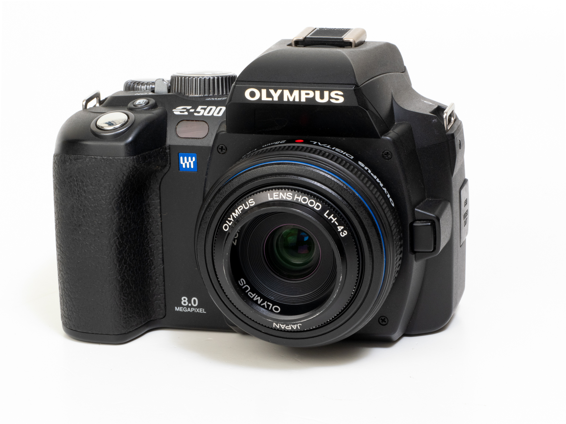 フォーサーズ時代にも「パンケーキ」レンズは存在しました。小さいことを全面的に押すには必要なんでしょう。フジツボフードまで用意されていてマニアックです。でもね、距離目盛りは省略されました。