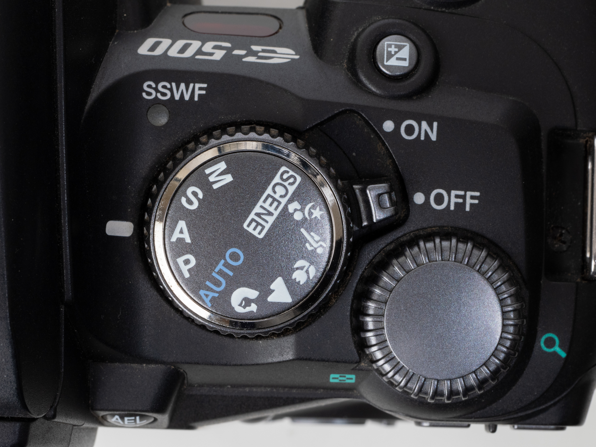 モードダイヤルはあまり目立たなくて嬉しいです。そう切り替えるものではないからという判断かなあ。