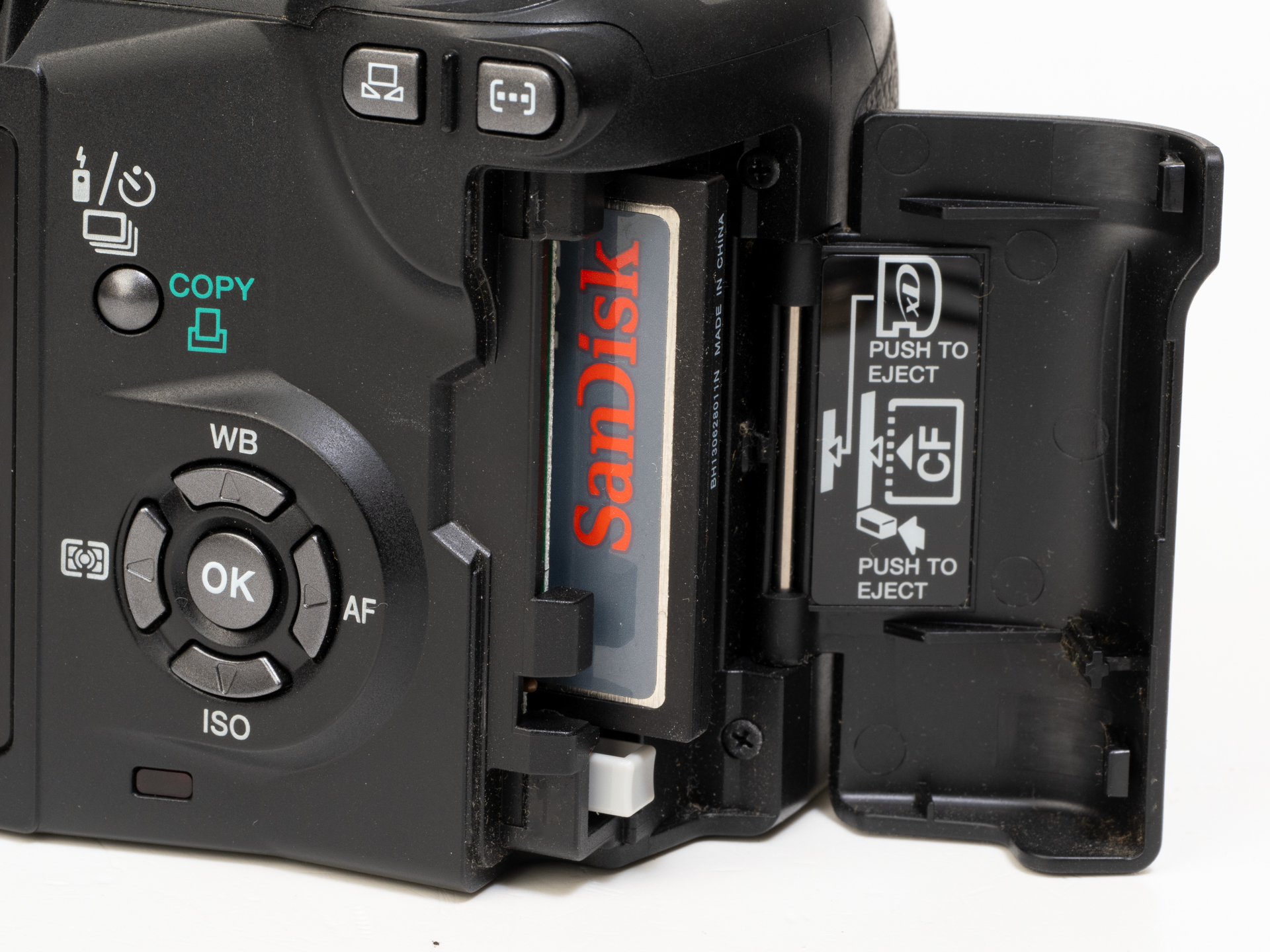 メディアスロットはCFとxDカードのダブルスロットですが、xDカードは使ったことないですねえ。