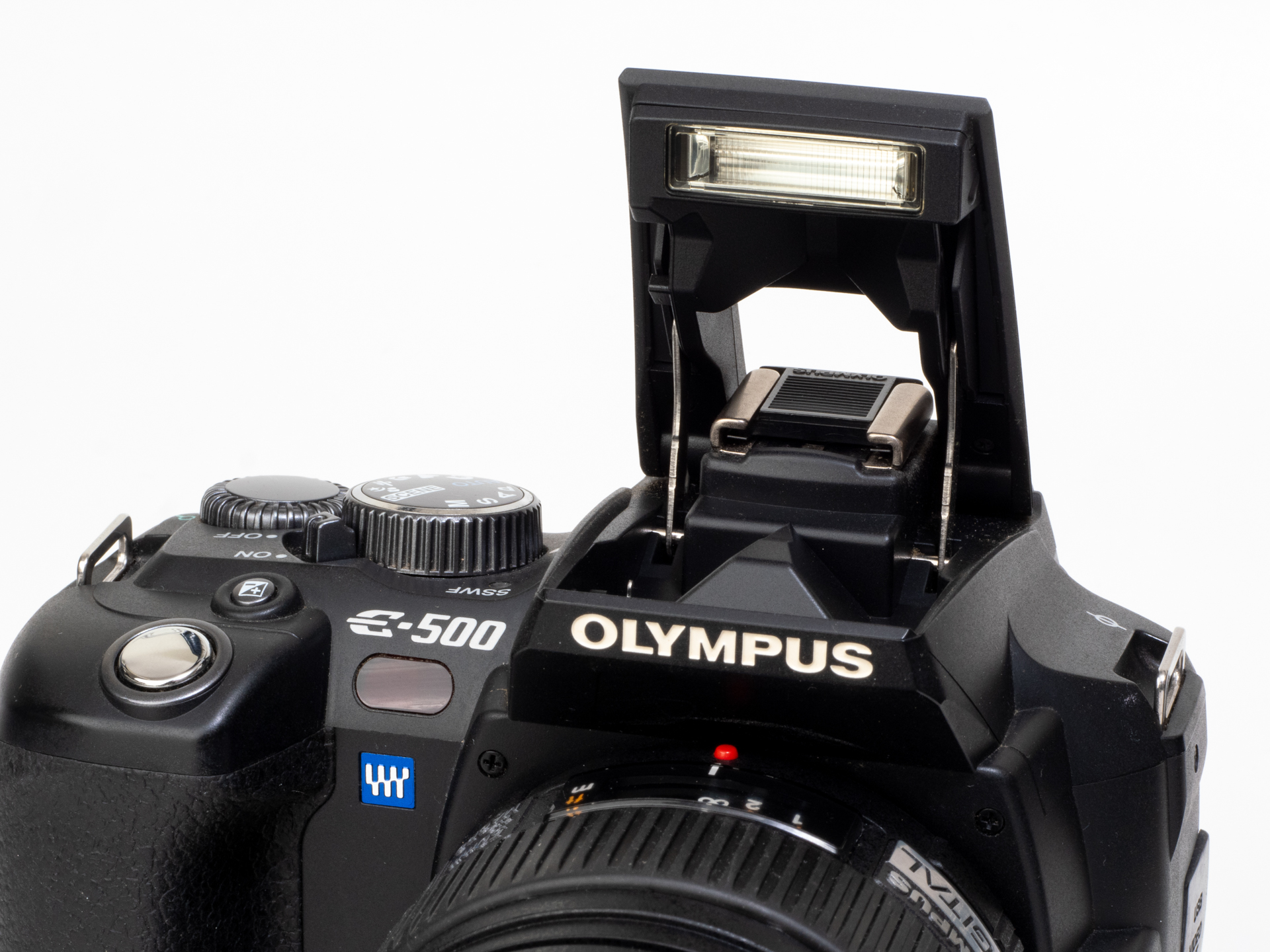 内蔵フラッシュです。普段は収まりがいいのが嬉しい。1度も発光させたことはないかも。