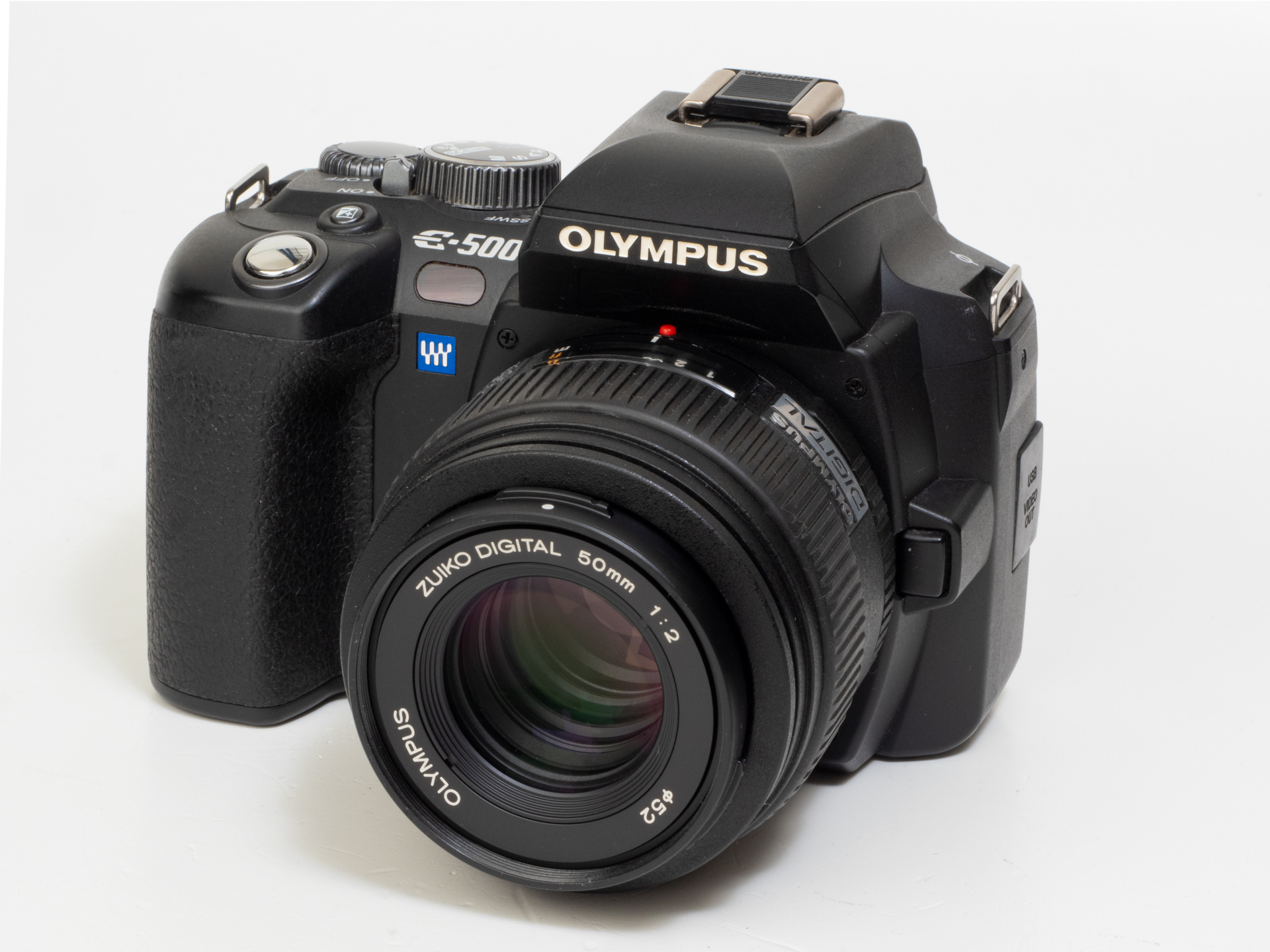 描写が好きなこと、マイクロフォーサーズマウントでは、同スペックのレンズは用意されていないので、本レンズをだいじに使用しております。ハイスピードイメージャ（像面位相差）に対応していないのでOM SYSTEM OM-1に使用するとAF動作は今ひとつですね。