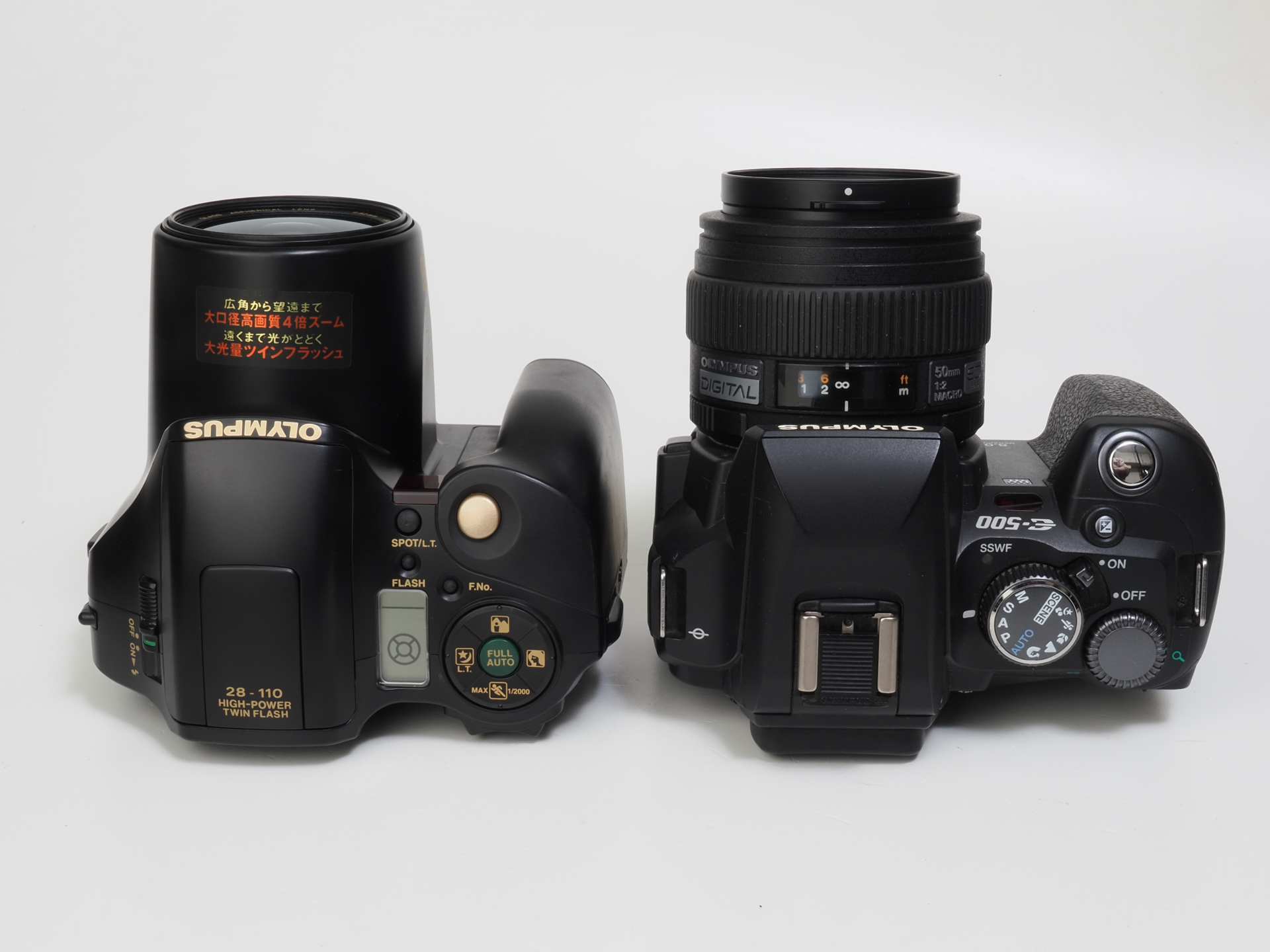 E-500とL-10スーパーを並べてみるとこんな感じです。お互いの誕生年は10年ほどの差がありますが兄弟みたいじゃないですか。L-10ズーパーのサイズのままデジタル化はできなかったんですかね。