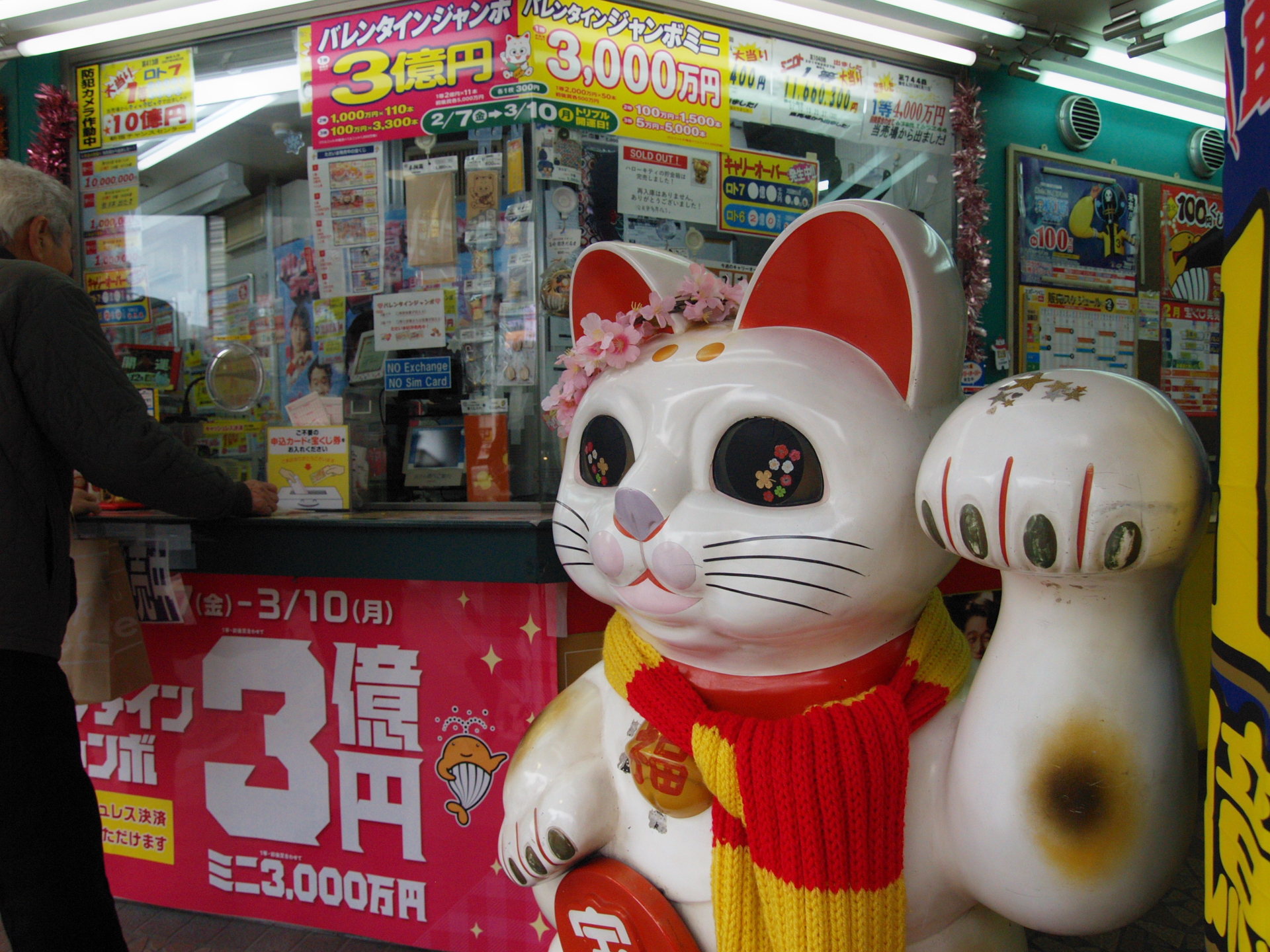 自然光と室内照明をミックスさせた店内。バランスをきちんと取ってくるところがいいですね。<br><span class="fnt-85">オリンパス E-500／ZUIKO DIGITAL 11-22mm F2.8-3.5／11mm（22mm相当）／絞り優先AE（1/500秒、F5.0、−0.3EV）／ISO 400</span>