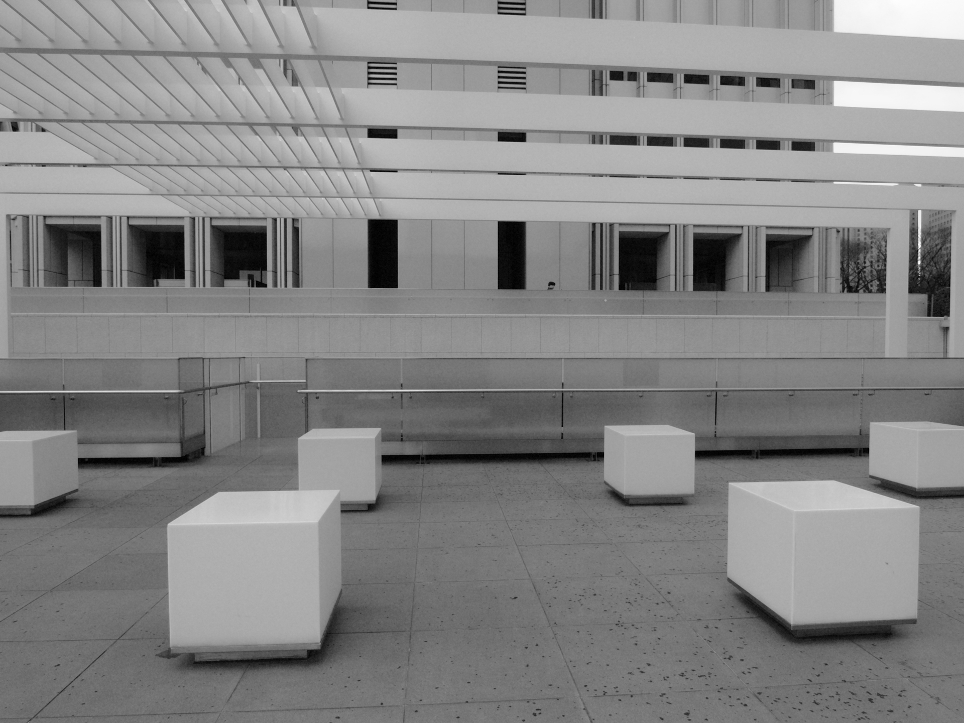 新宿のビル群も一部は時間を経て、それなりのヤレを感じたり、昭和を感じるものも出てきました。あえてモノクロで撮影してみました。<br><span class="fnt-85">オリンパス E-500／ZUIKO DIGITAL 11-22mm F2.8-3.5／11mm（22mm相当）／絞り優先AE（1/500秒、F6.3、±0.0EV）／ISO 400</span>