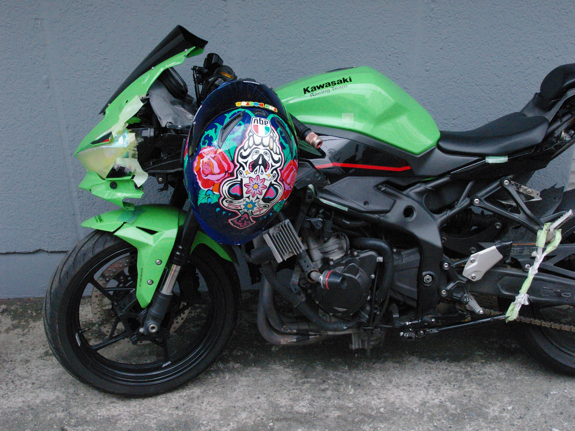 気合いの入ったヘルメットとバイク。曇天の条件ですが、きっちり仕上げてきました。ISO 800設定ですが、シャドーの描写もいい感じです。<br><span class="fnt-85">オリンパス E-500／ZUIKO DIGITAL 11-22mm F2.8-3.5／22mm（44mm相当）／絞り優先AE（1/125秒、F7.1、−0.7EV）／ISO 800</span>