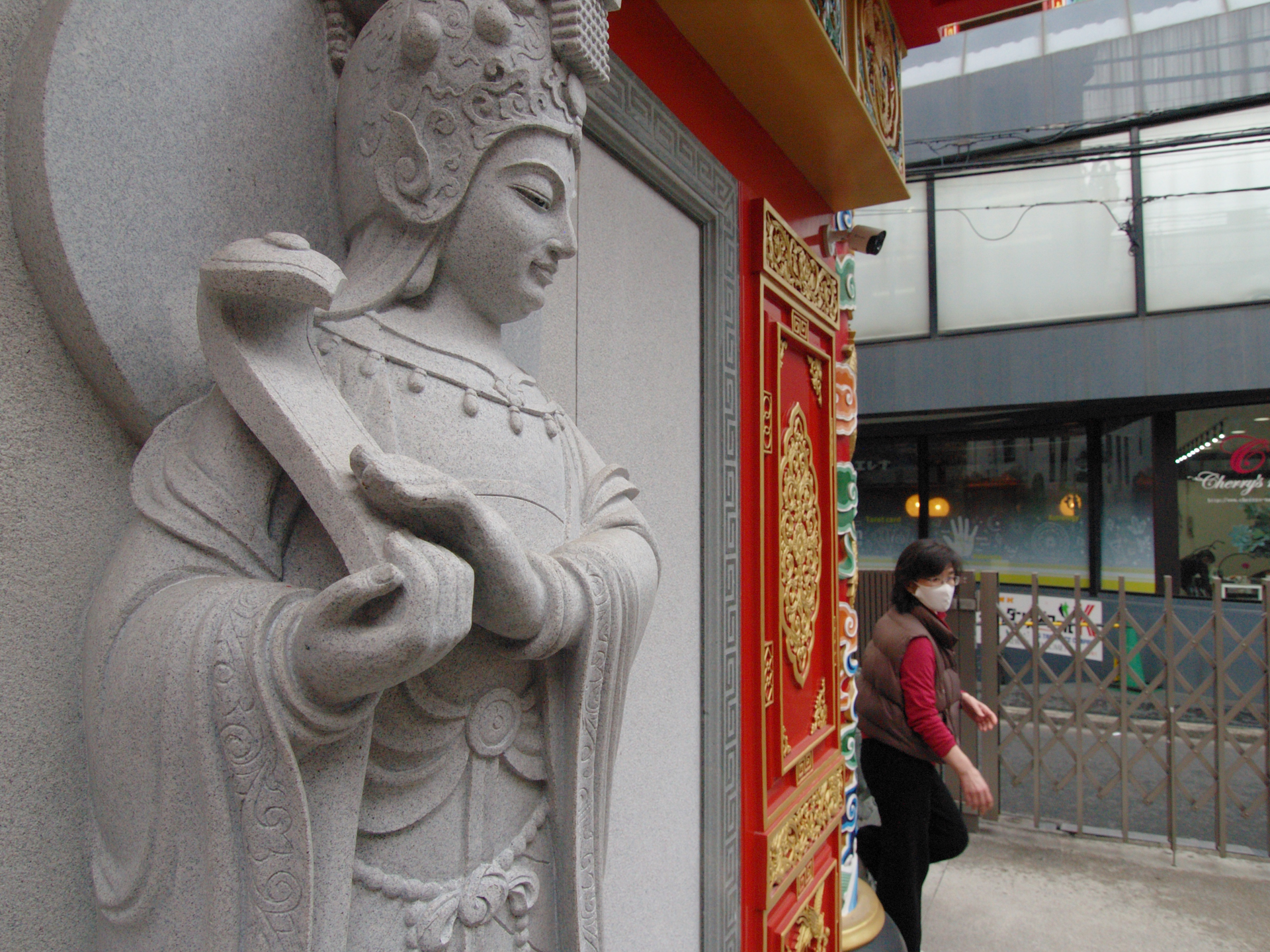 光のニュアンスに乏しい場所でしたが、自然に描写されています。実は同時にフィルムカメラでも同じものを撮影して比較したのですがうまくいきませんでした。デジタルならではの再現といえます。<br><span class="fnt-85">オリンパス E-500／ZUIKO DIGITAL 11-22mm F2.8-3.5／11mm（22mm相当）／絞り優先AE（1/160秒、F5.6、−0.3EV）／ISO 400</span>