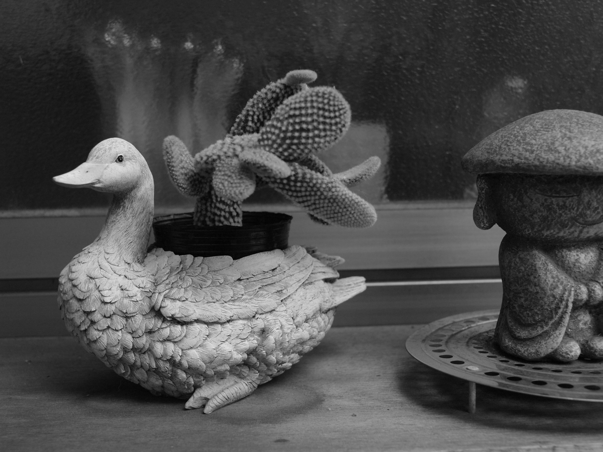 被写体が綺麗ではなかったのでモノクロ化してごまかしたんですが、問題ないかと思います。厚みのある線の描写をします。<br><span class="fnt-85">オリンパス E-500／ZUIKO DIGITAL 11-22mm F2.8-3.5／11mm（22mm相当）／絞り優先AE（1/125秒、F3.5、−0.3EV）／ISO 400</span>