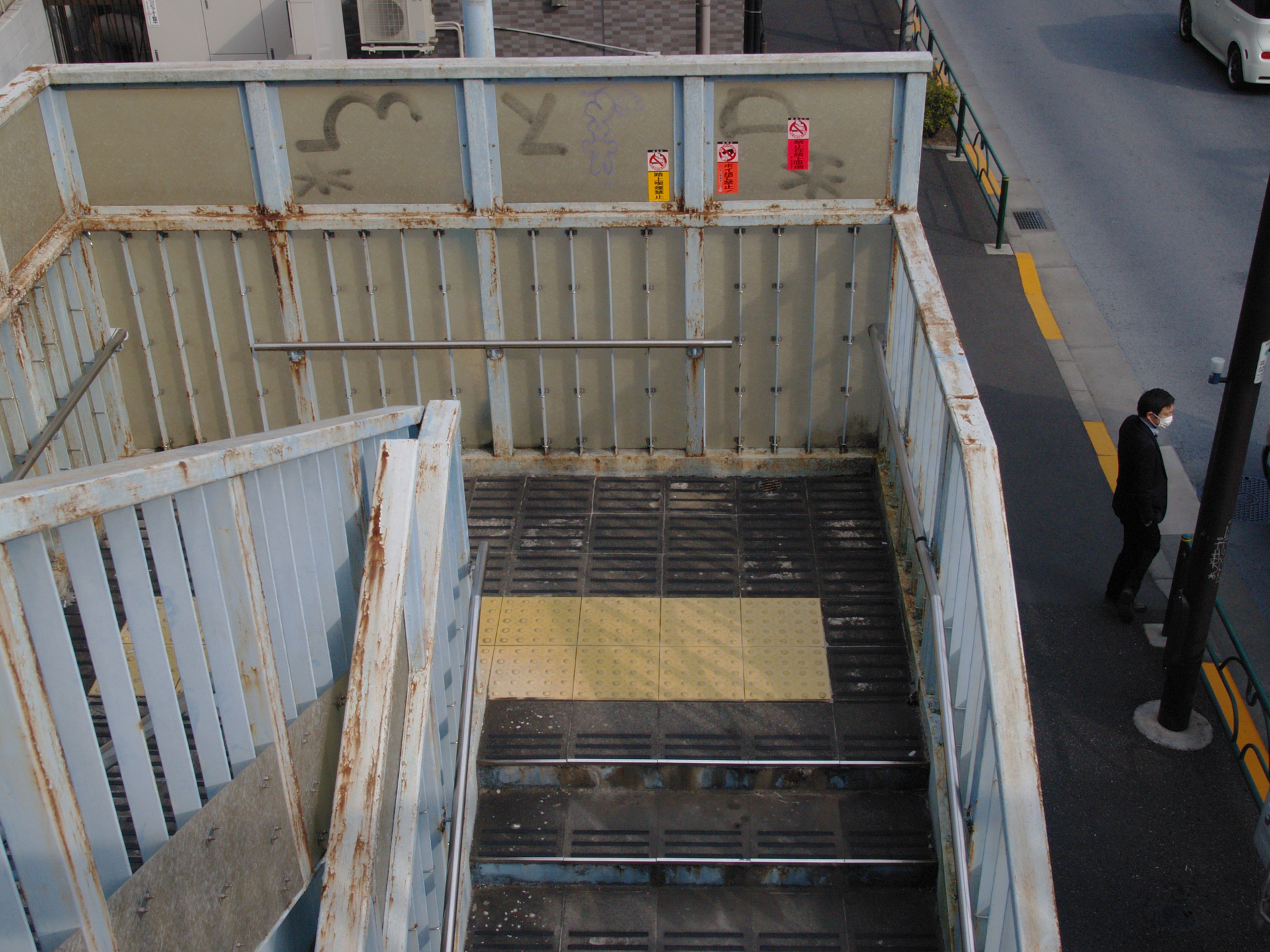 疲れた歩道橋からの景色。そこそこの明暗差はあるけど、いずれも均して落ち着かせてきた印象です。良い感じで階調を繋げます。<br><span class="fnt-85">オリンパス E-500／ZUIKO DIGITAL 11-22mm F2.8-3.5／22mm（44mm相当）／絞り優先AE（1/500秒、F8.0、−0.3EV）／ISO 400</span>