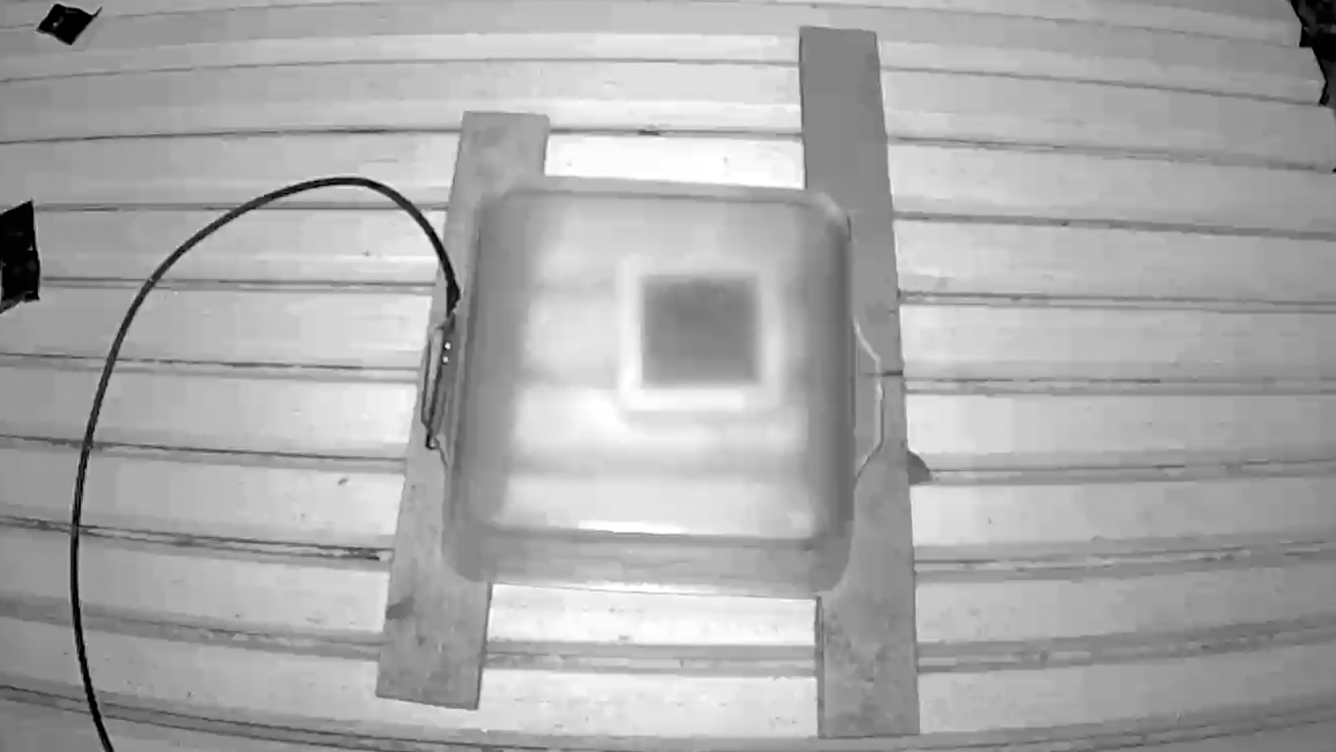 この冬は大寒波がきて各地大変ですが、皆様のご無事を祈っております。さて、この画像、なんだかわかります？ 夜露で曇ったガラス皿です。ガラス皿に温度センサーを貼り付けて夜露の計測をやっています。冬休みの自由研究って感じですかねえ。ちょっとまだお見せできないもう少し立派な観測装置も作っているんですが、なんのためかというと、星景写真撮影には夜露との戦いがつきものなんですよね。経験則としてはわかっているんですが、より具体的に条件を確認しようと思いまして。いずれどこかで結果をお見せできるでしょう