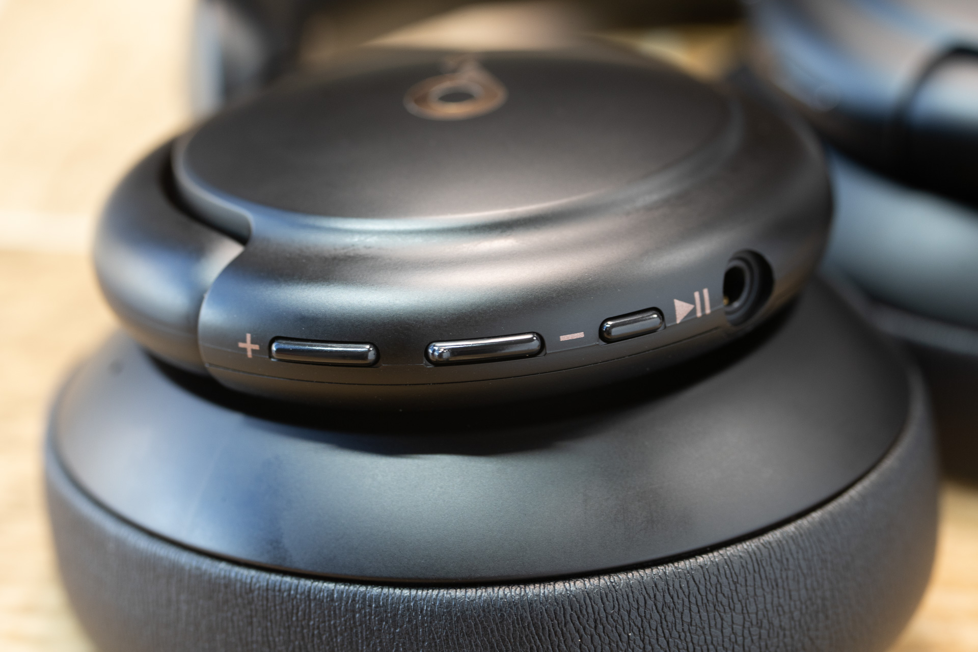 左スピーカー部にステレオ端子、再生停止ボタン、音量の ＋−ボタンがあります