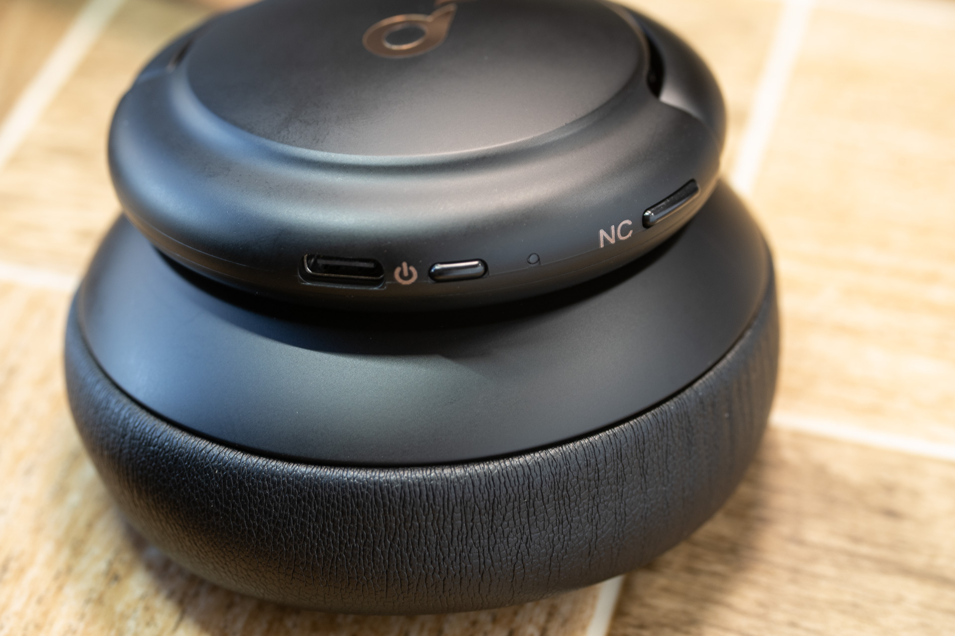 右スピーカー部には充電用のUSB Type-C端子と電源ボタン。NCと書かれているのはノイズキャンセリングと標準モード、外音モードを切り替えるボタン。イヤーカップはしっかりと耳を包み込んでフィット感の良いもの。ノイズキャンセリングをオフにしても随分と外の音を遮断してくれます
