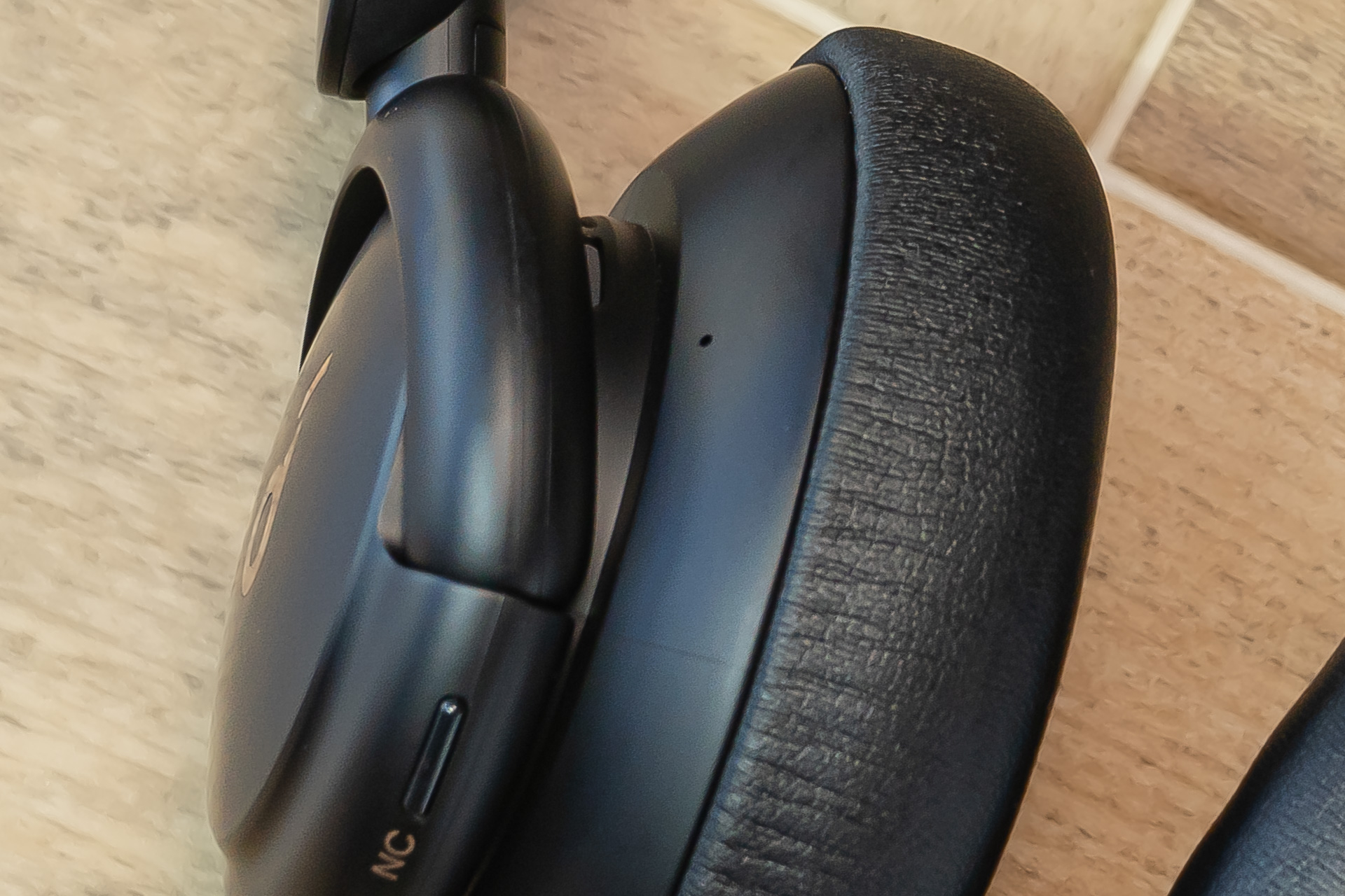 両スピーカー部には小さな穴が空いてるんだけど、ここが外音取り込みのためのマイクと思われます