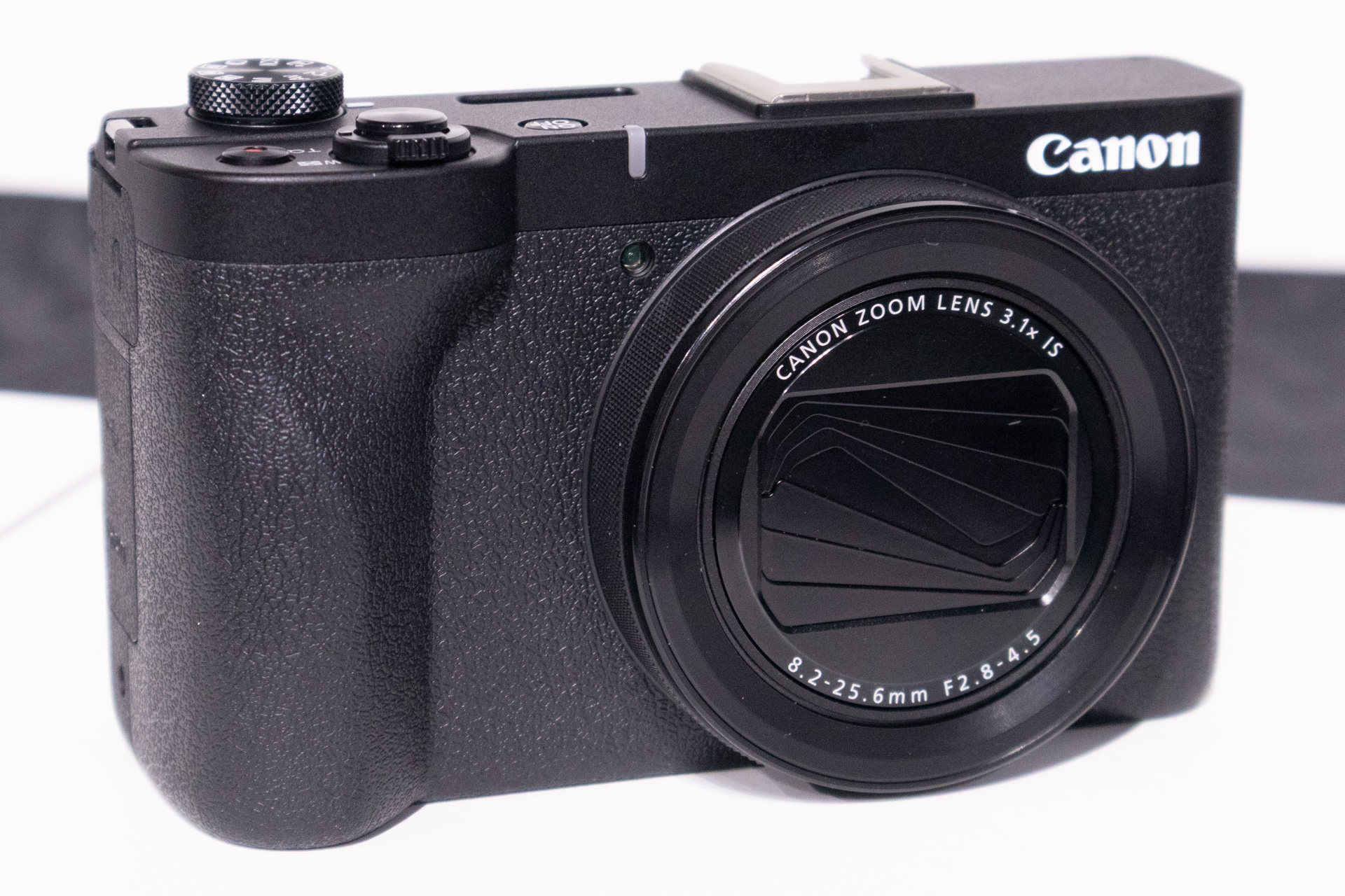 いわゆる“高級コンパクトデジカメ”に共通するシルエットを踏襲している