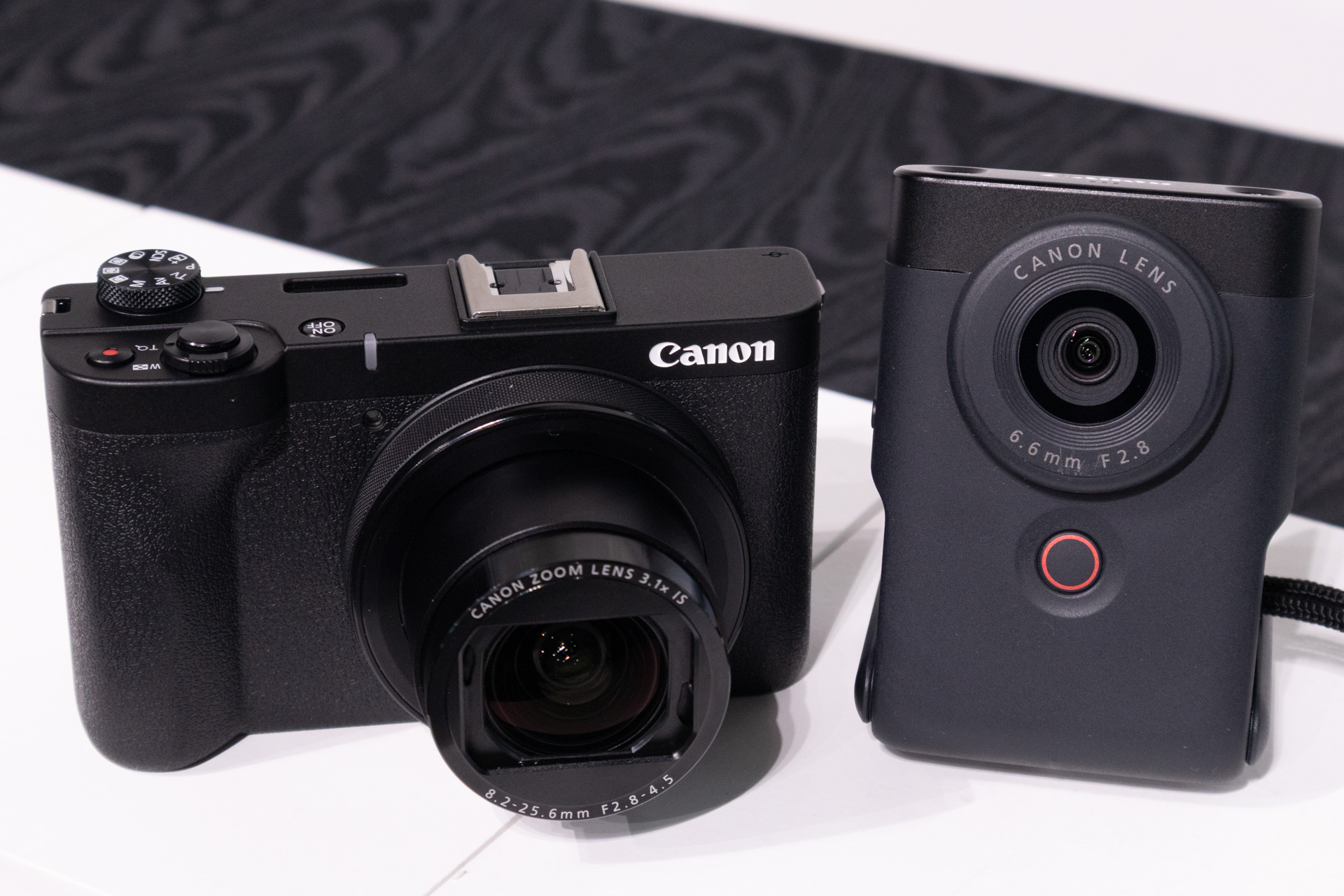 PowerShot V10（右）との比較