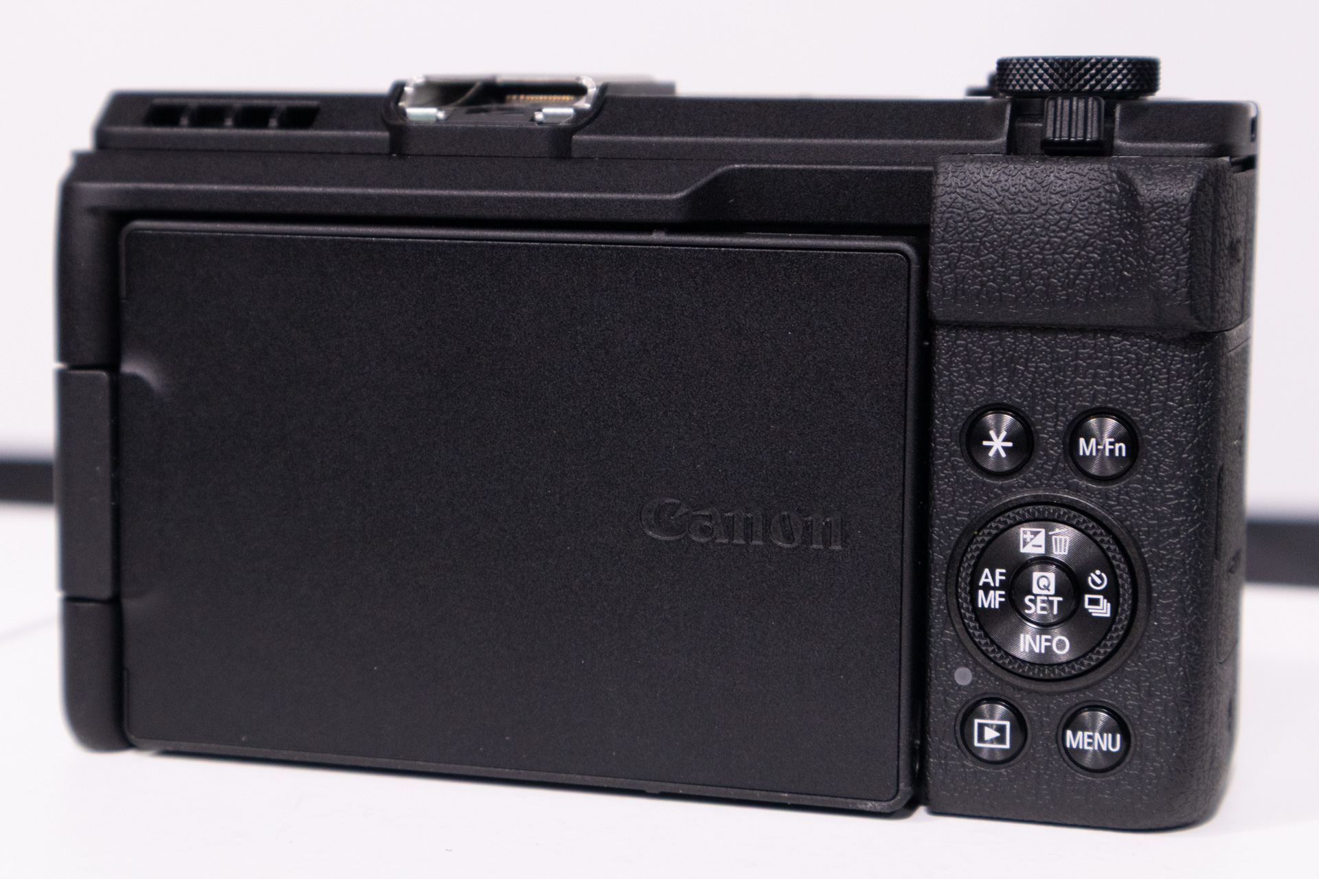 背面のボタン類もキヤノンのカメラではおなじみのものだ