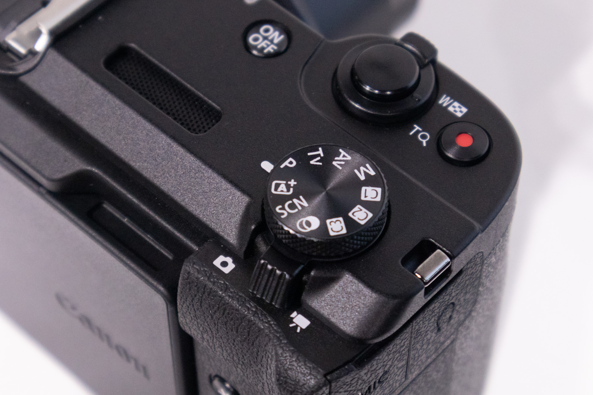 ストラップホールは細ひも用だ