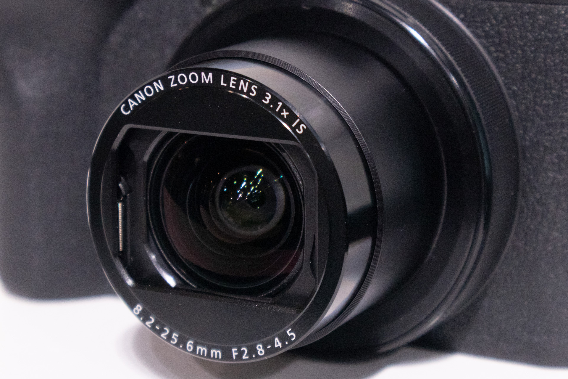 沈胴式のレンズ。レンズバリアも備えている