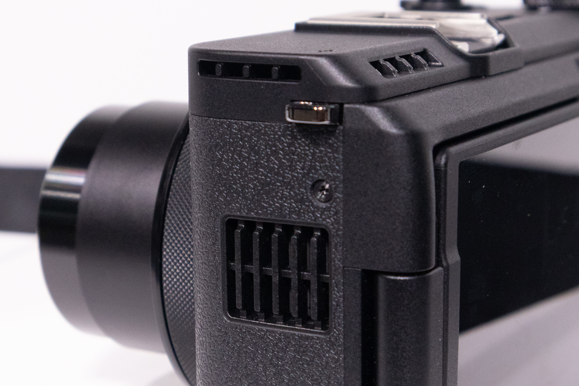 クリップと反対側に通気口がある。側面下側の穴から給気して、上部の2つの穴から排気する