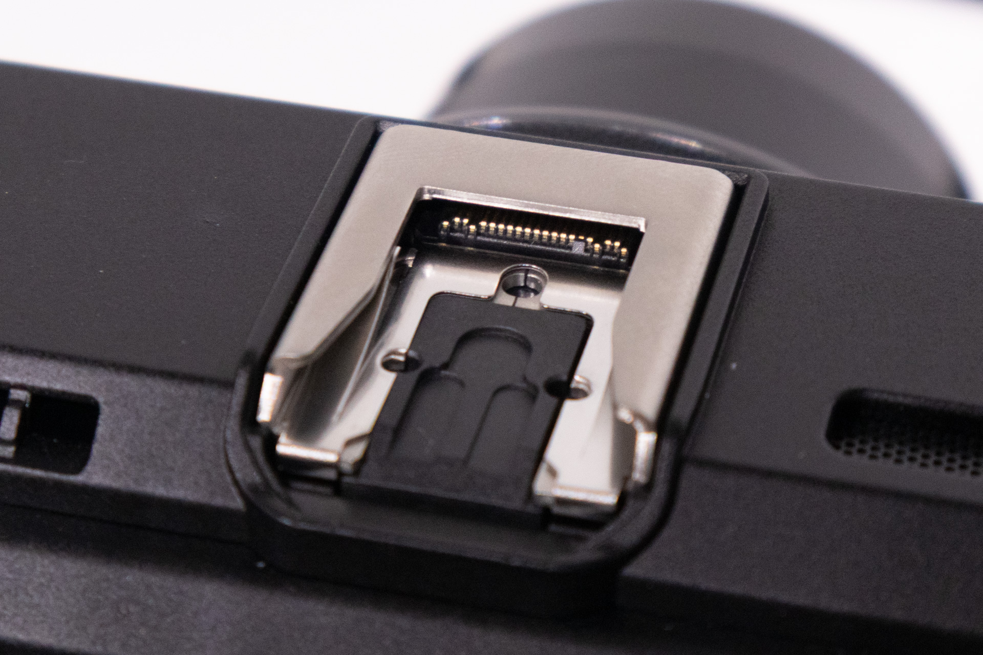 一般的なシンクロ接点は装備していない