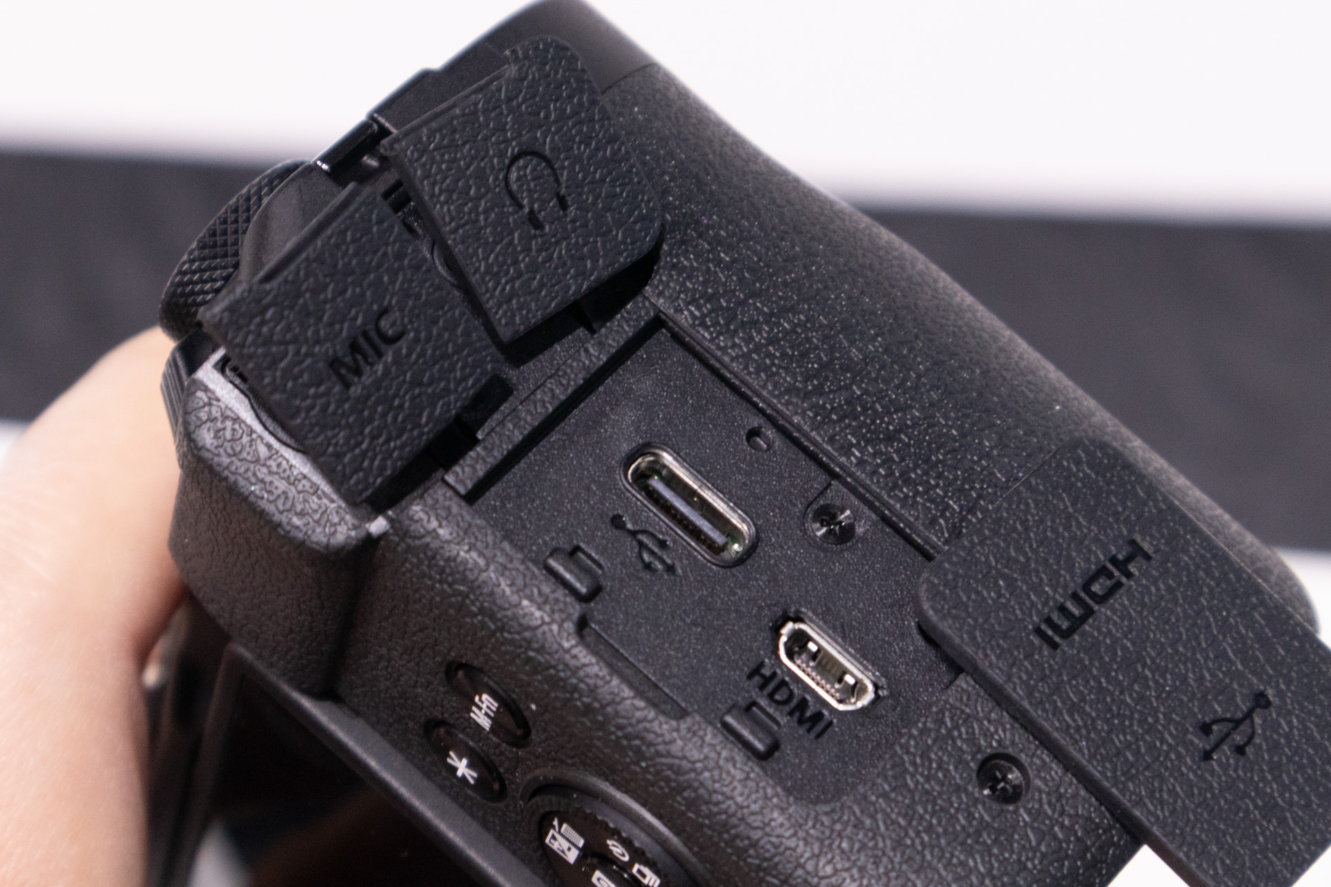 端子は側面に配置