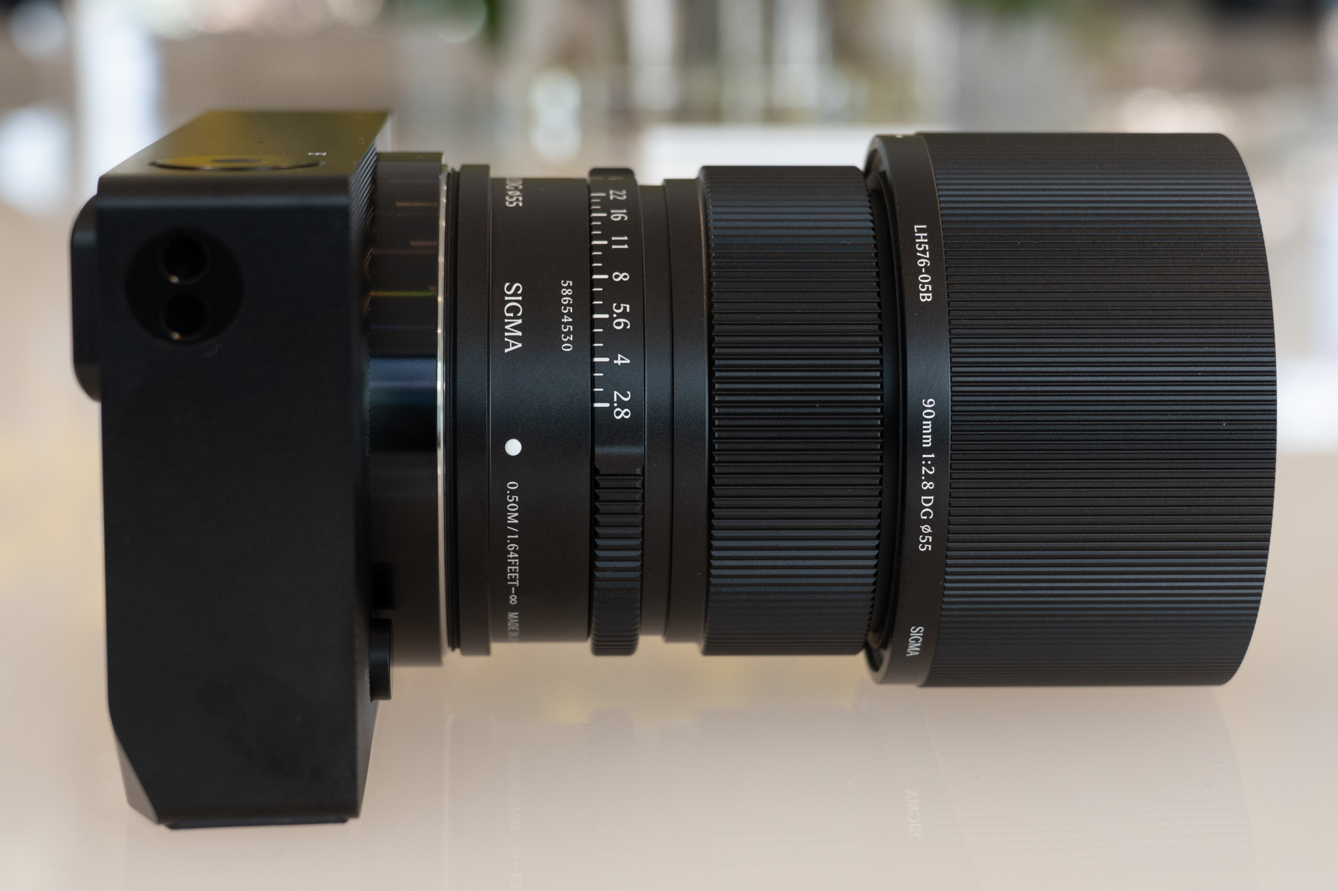 反対側はストラップホールのみだ