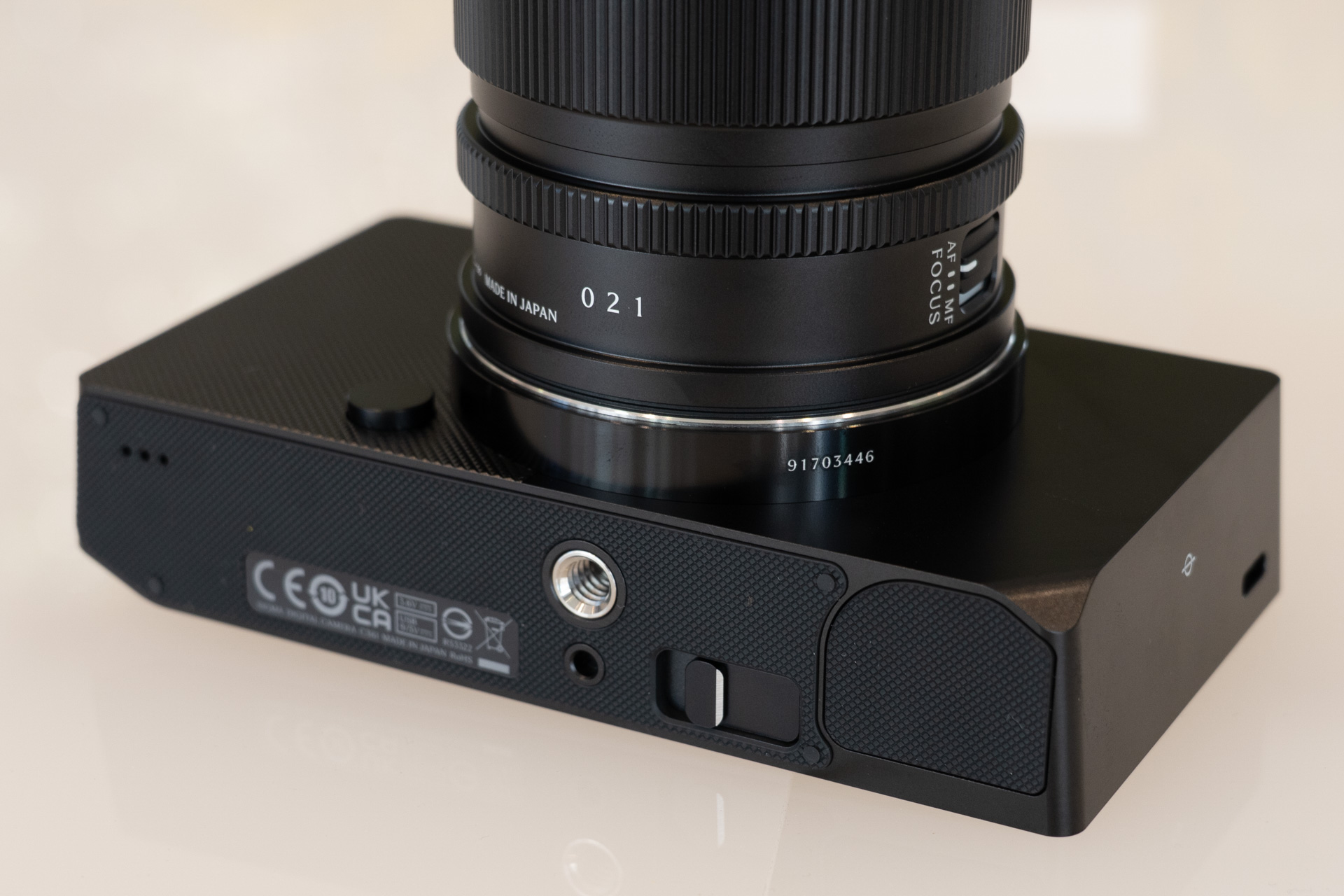 底面は三脚穴とバッテリーリリースレバーなどがある