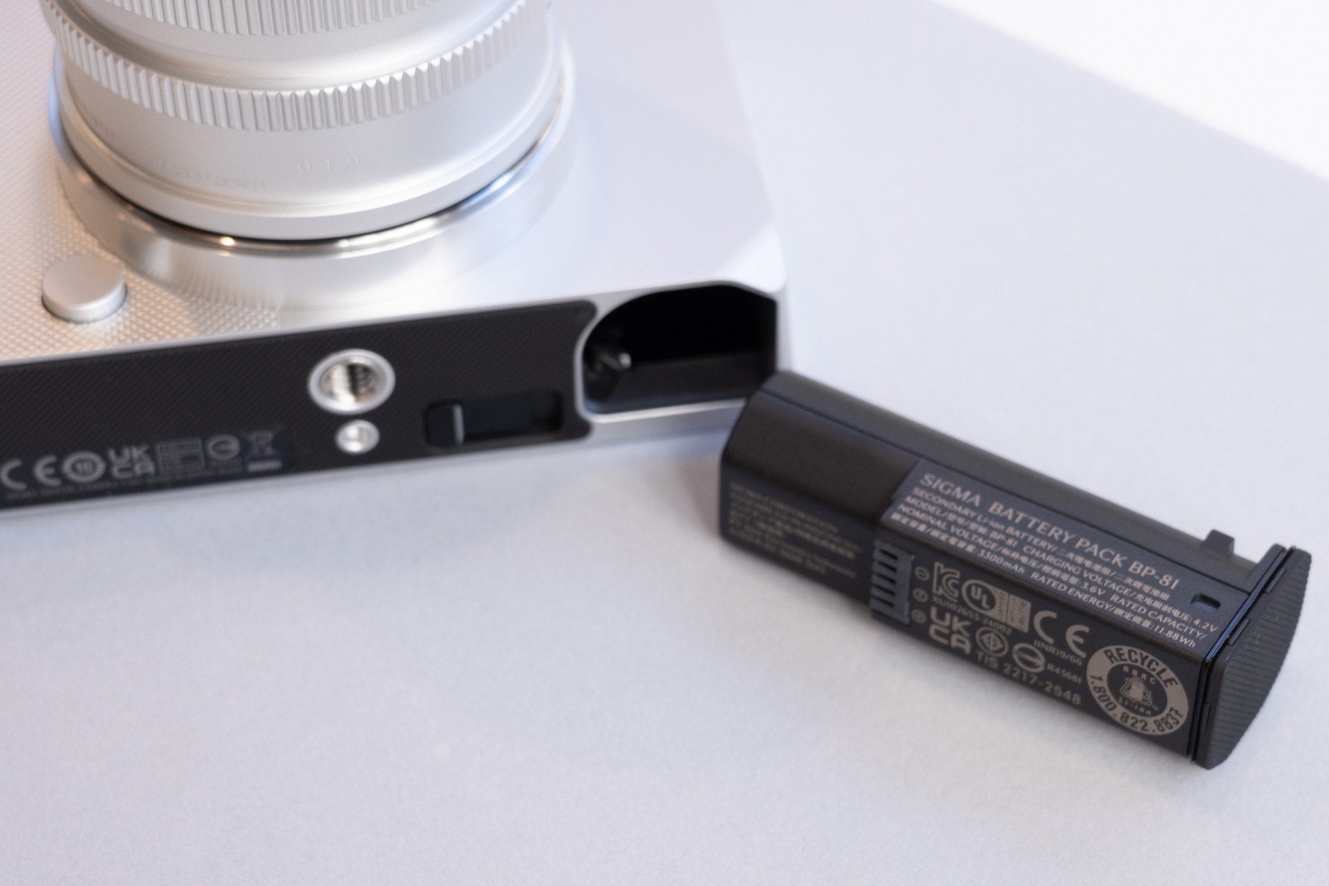 バッテリーは新型のBP-81で、バッテリーが本体のフタを兼ねるタイプ。本体充電が可能
