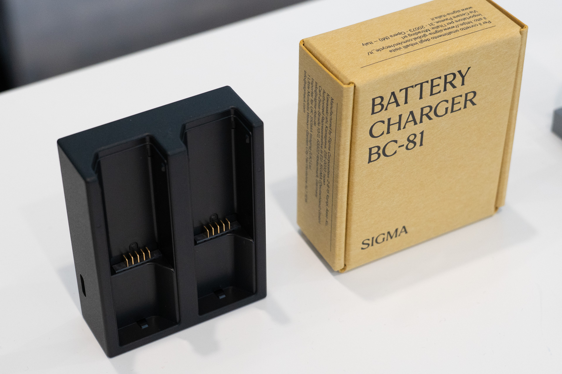 オプションで充電器も用意する