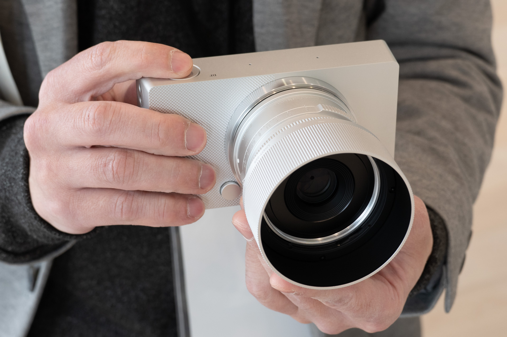 手に持ったところ。アルミ削り出しボディということでひんやりとした感触があった