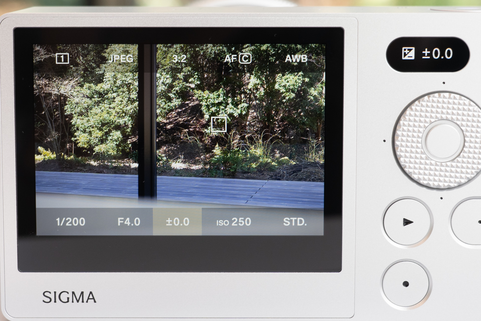 メインメニューを表示したところ。露出補正が選択されており、右上の表示パネルにも数値が出ている