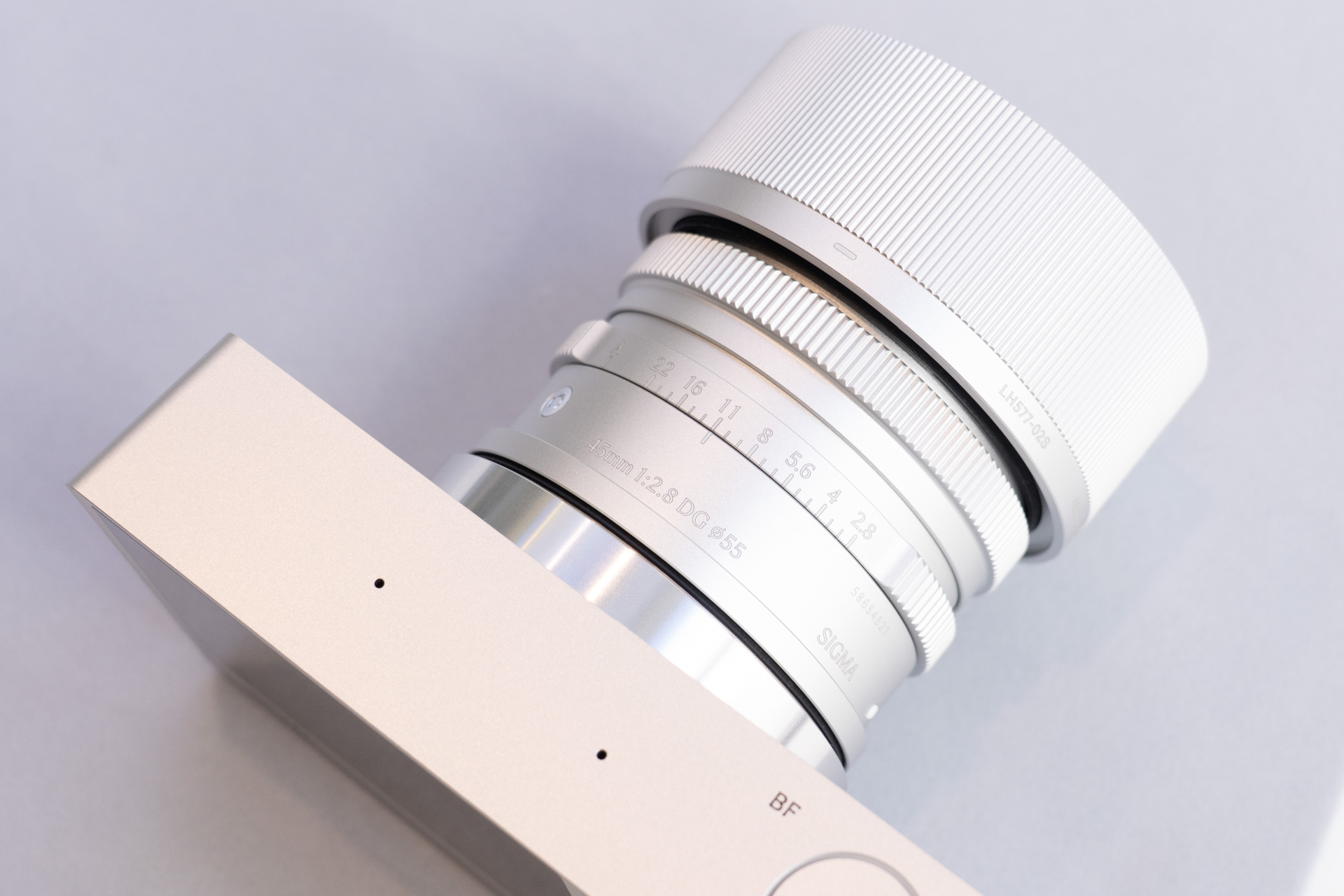 鏡胴は白抜きのフォントになっていた