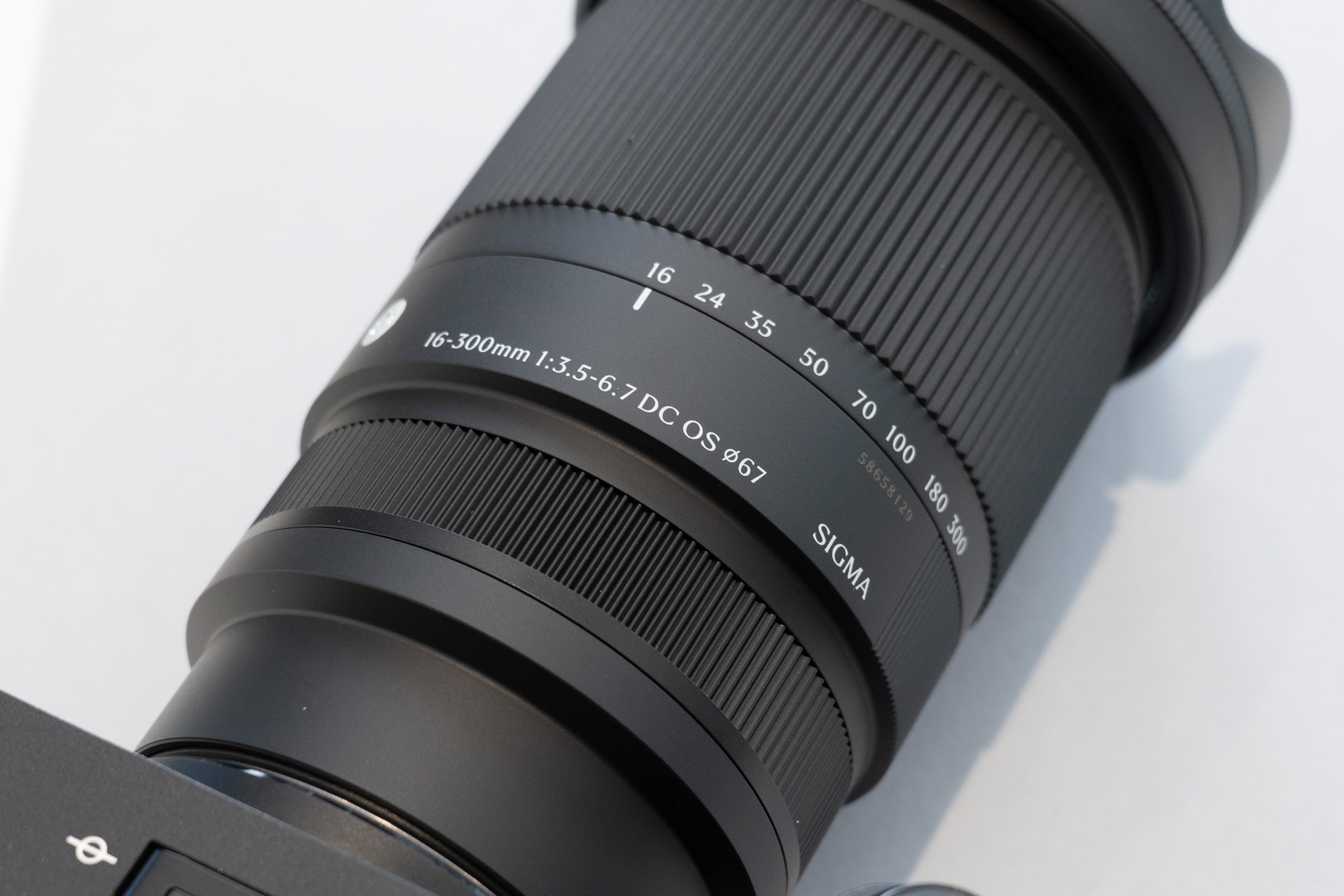 ボディに近い側にフォーカスリングがある