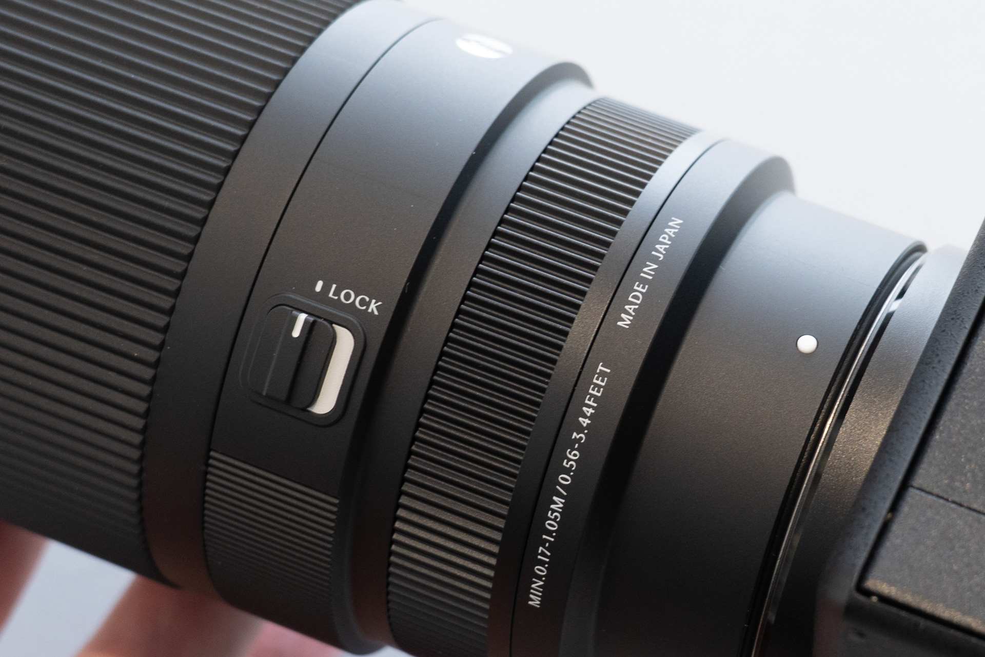 ズームのロックスイッチも装備。MADE IN JAPANの表示も見える