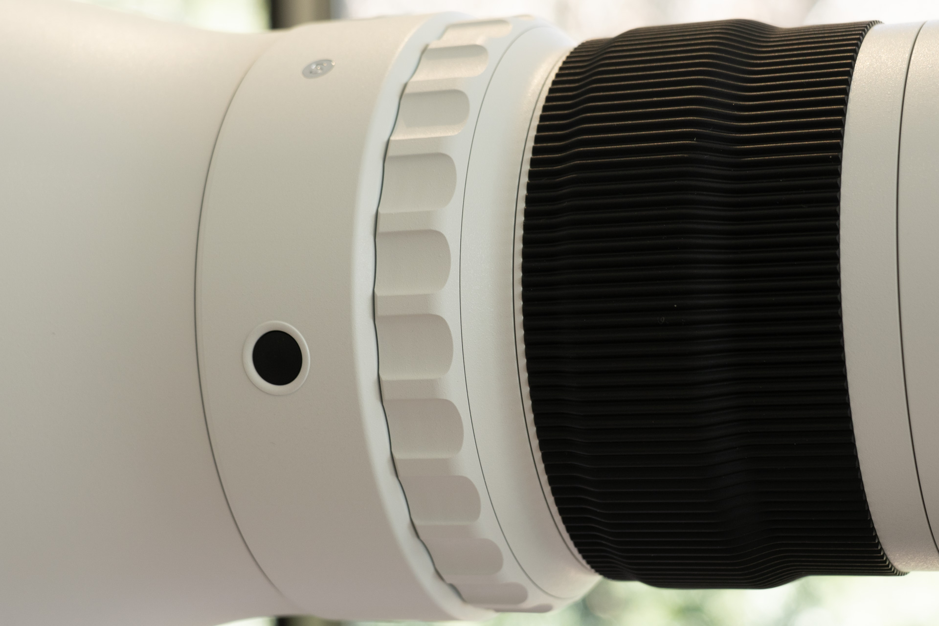 フォーカスのプリセットなどが行えるファンクションリング（白い部分）を搭載