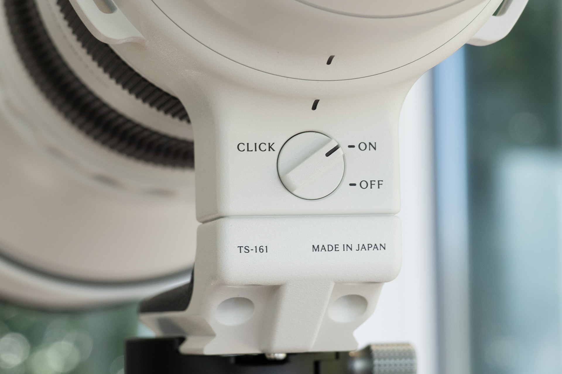 三脚座には90°のクリックが設けられているが、それを無効にするスイッチもある