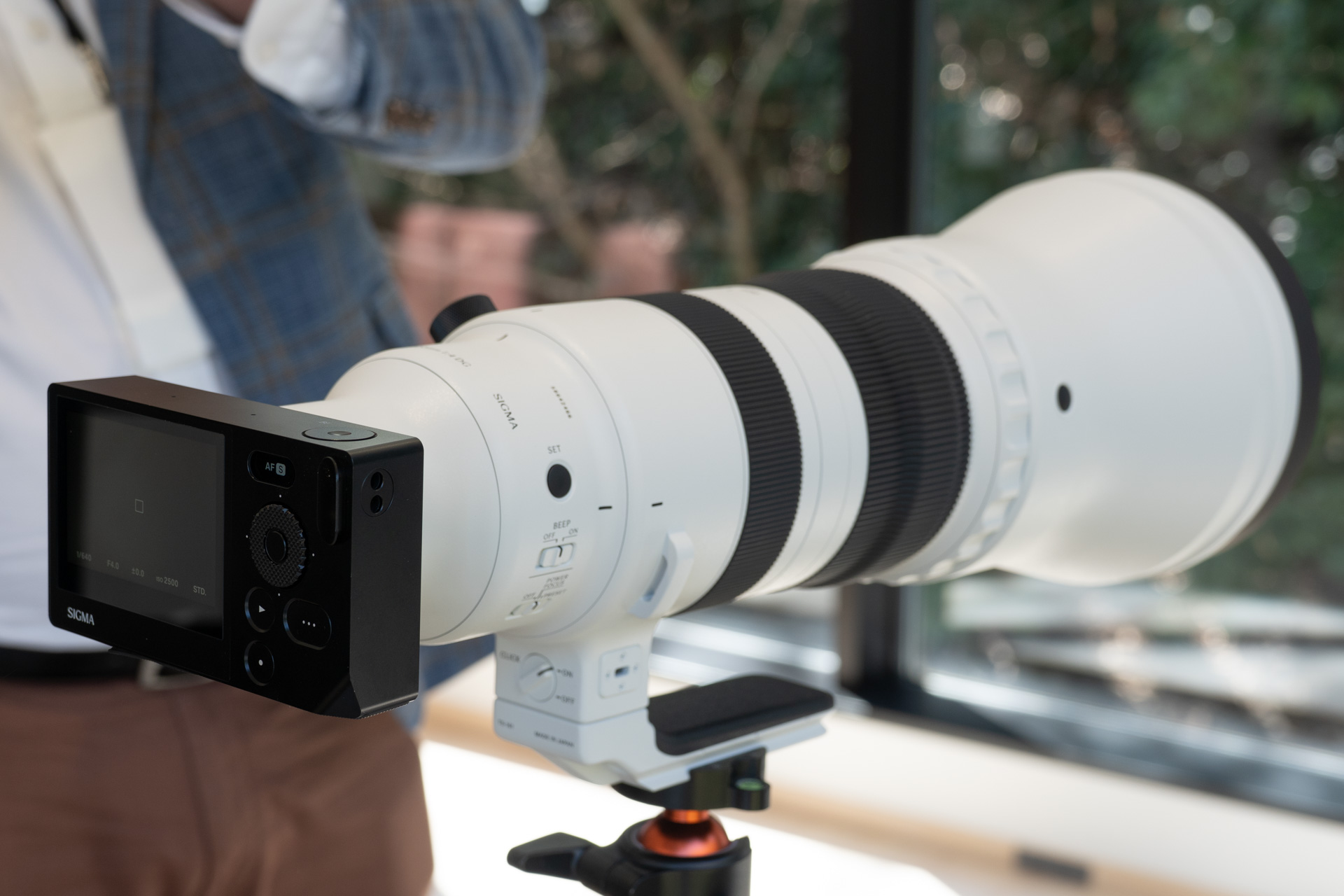 同時発表のミラーレスカメラ「Sigma BF」に装着したところ