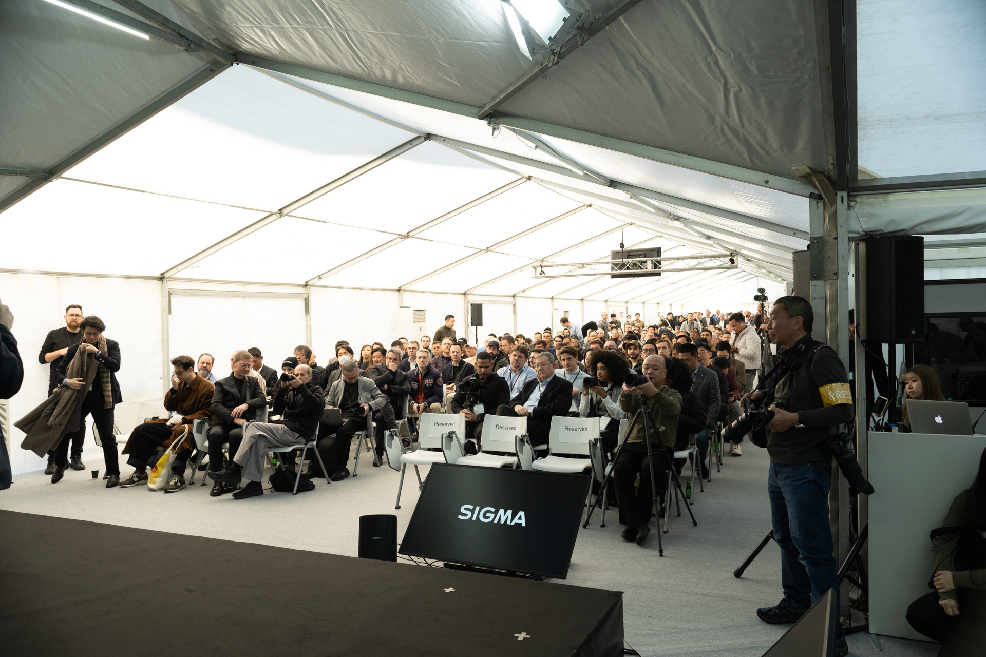 国内外から多くの関係者が詰めかけた