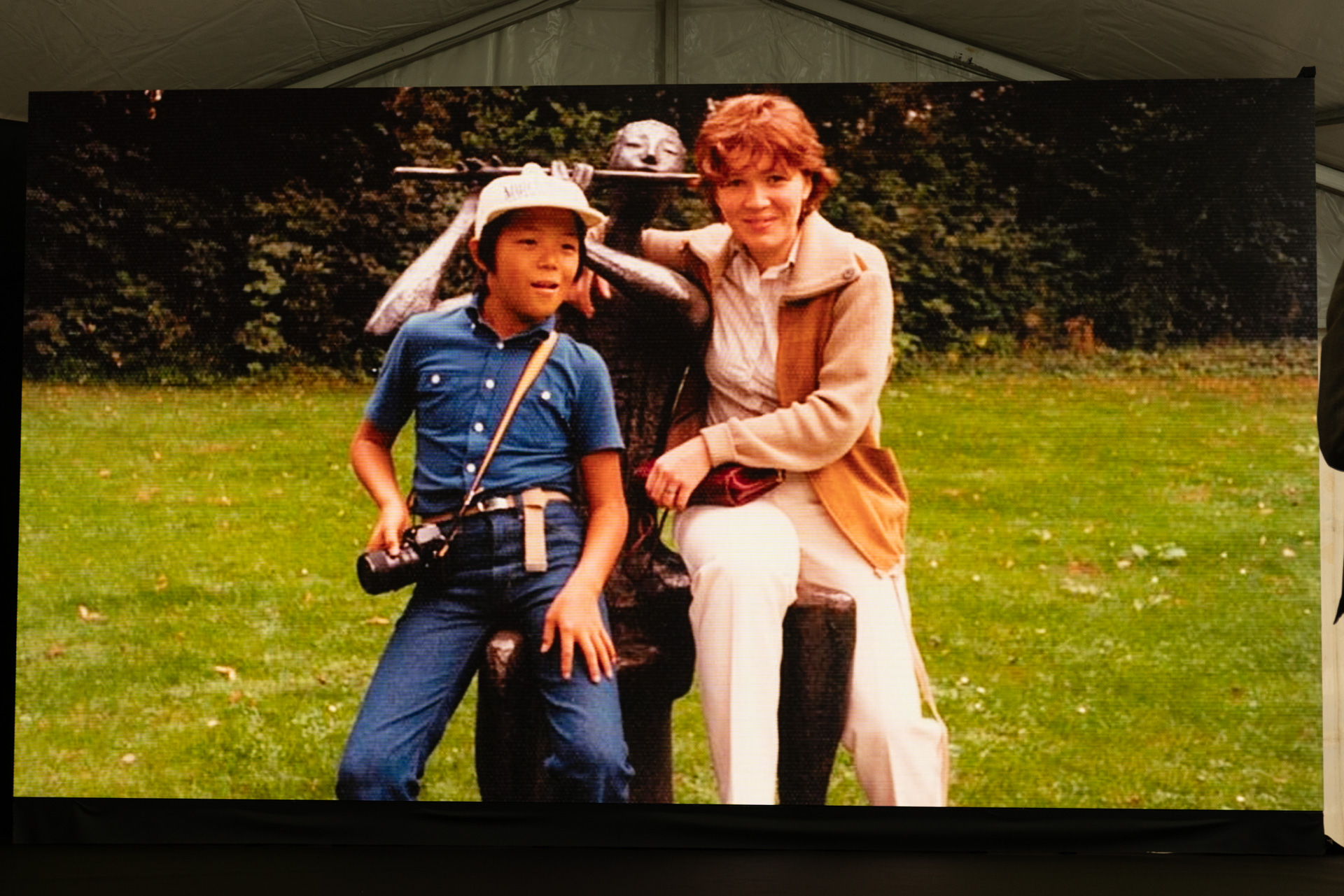 「人は幸せなときに写真を撮る。私たちは人々の幸せな瞬間のために働いている」という道広氏の言葉で、家業を継ぐことを決意したという子供時代の山木和人氏（左）