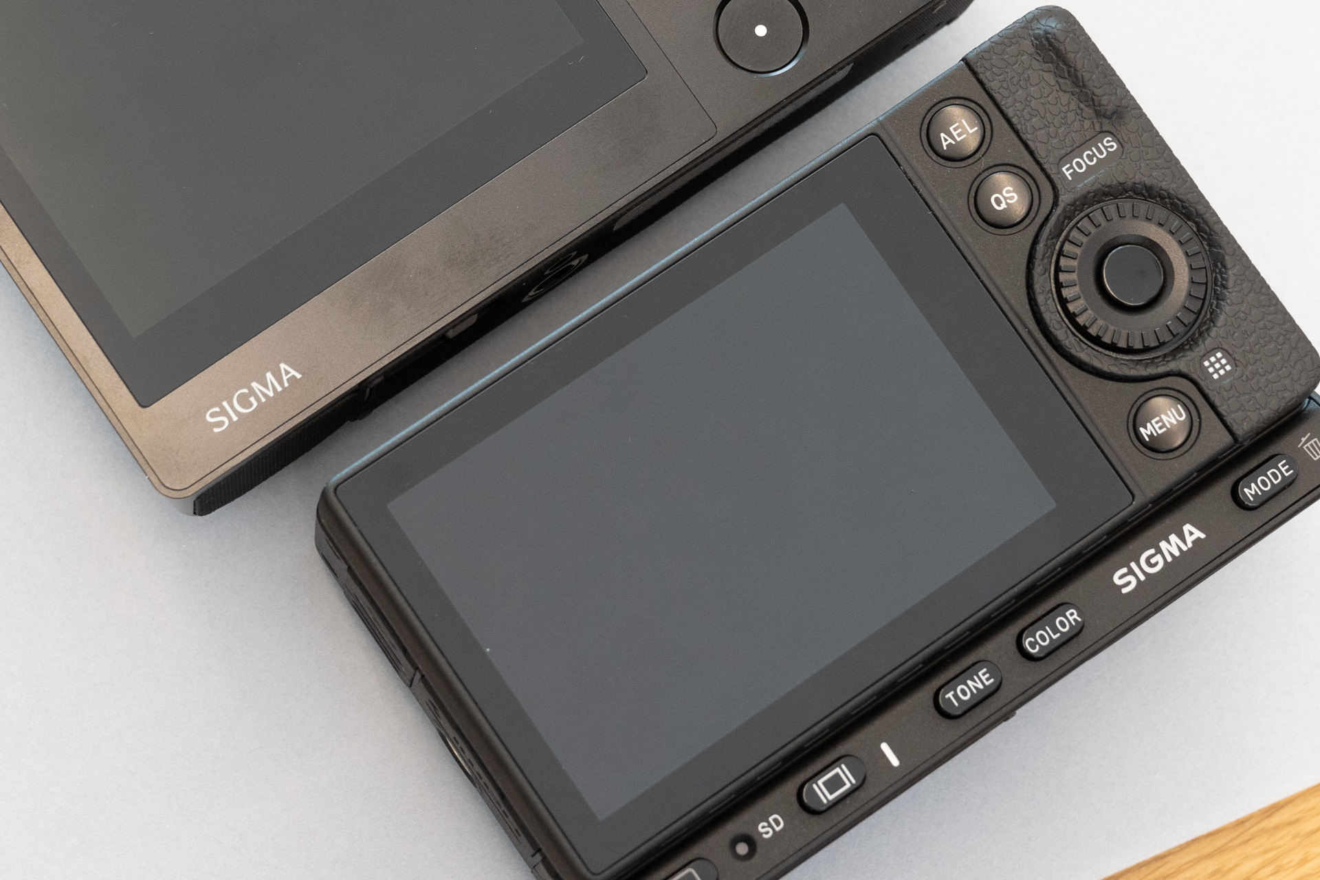 「Sigma BF」（上）は新ワードマークになっている。下の「SIGMA fp」は従来のワードマーク