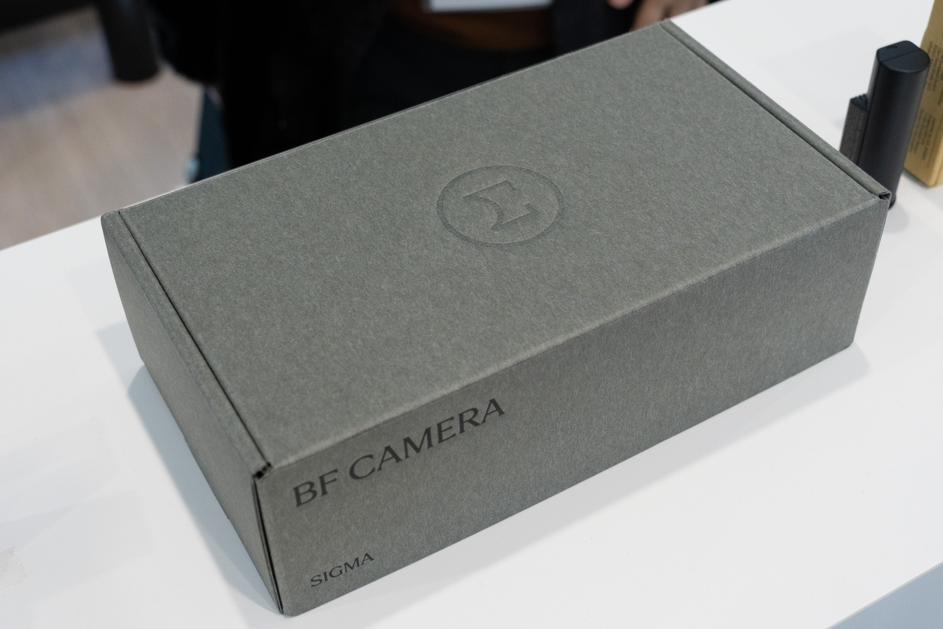 Sigma BFのパッケージは大きく新シンボルマークが入っている