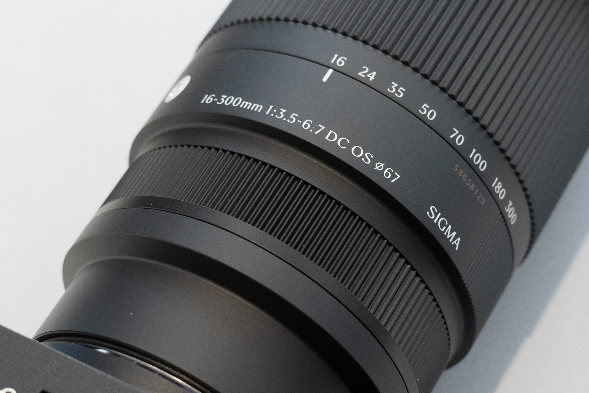 同日に発表された新レンズの1つ「Sigma 16-300mm F3.5-6.7 DC OS｜Contemporary」も新しいロゴになっている