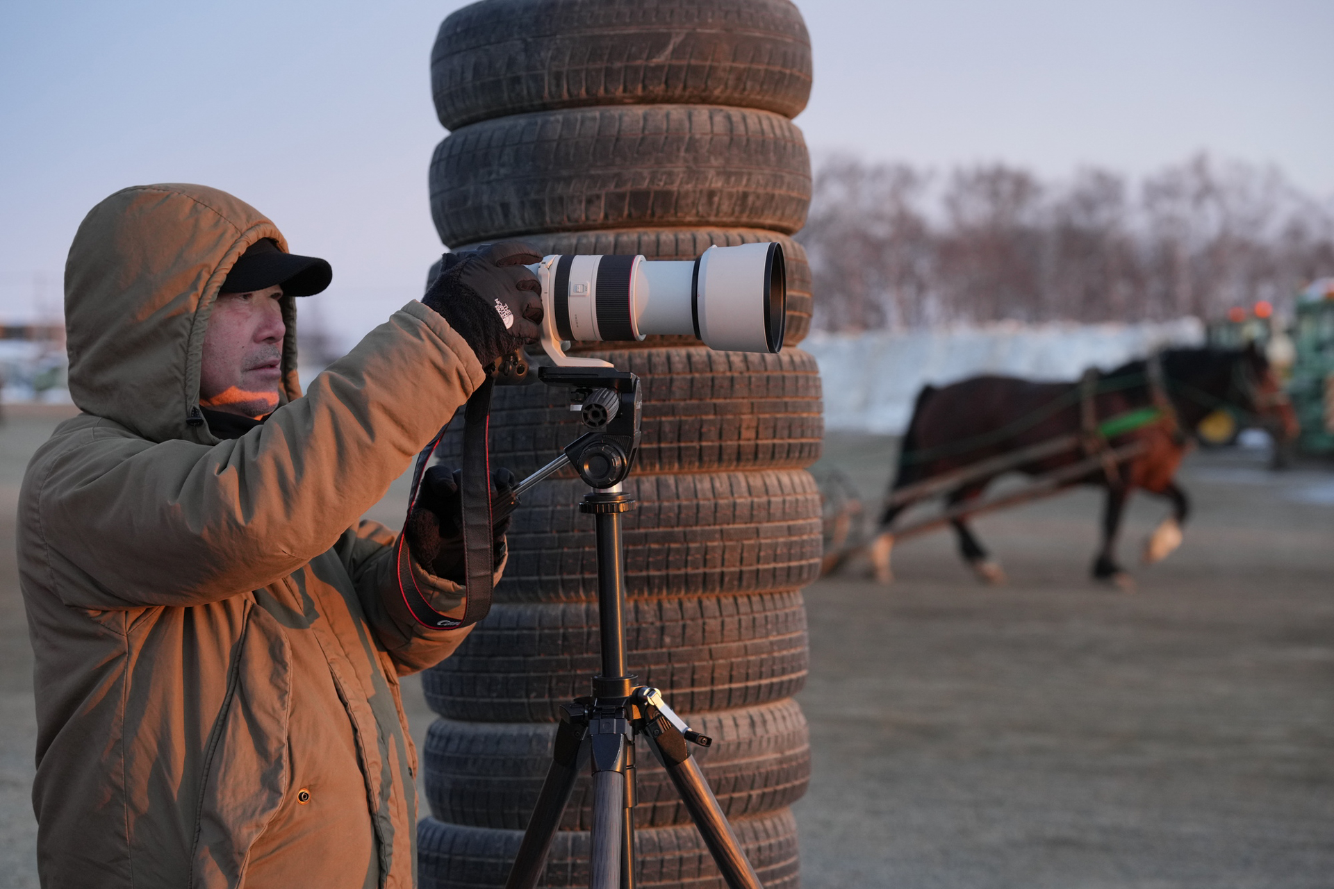 このアウターはお尻と膝小僧まで隠れる長いものなので暖かく撮影できる。撮影し続けていると指先が凍るように痛かったがそれ以外は何とか凌げた