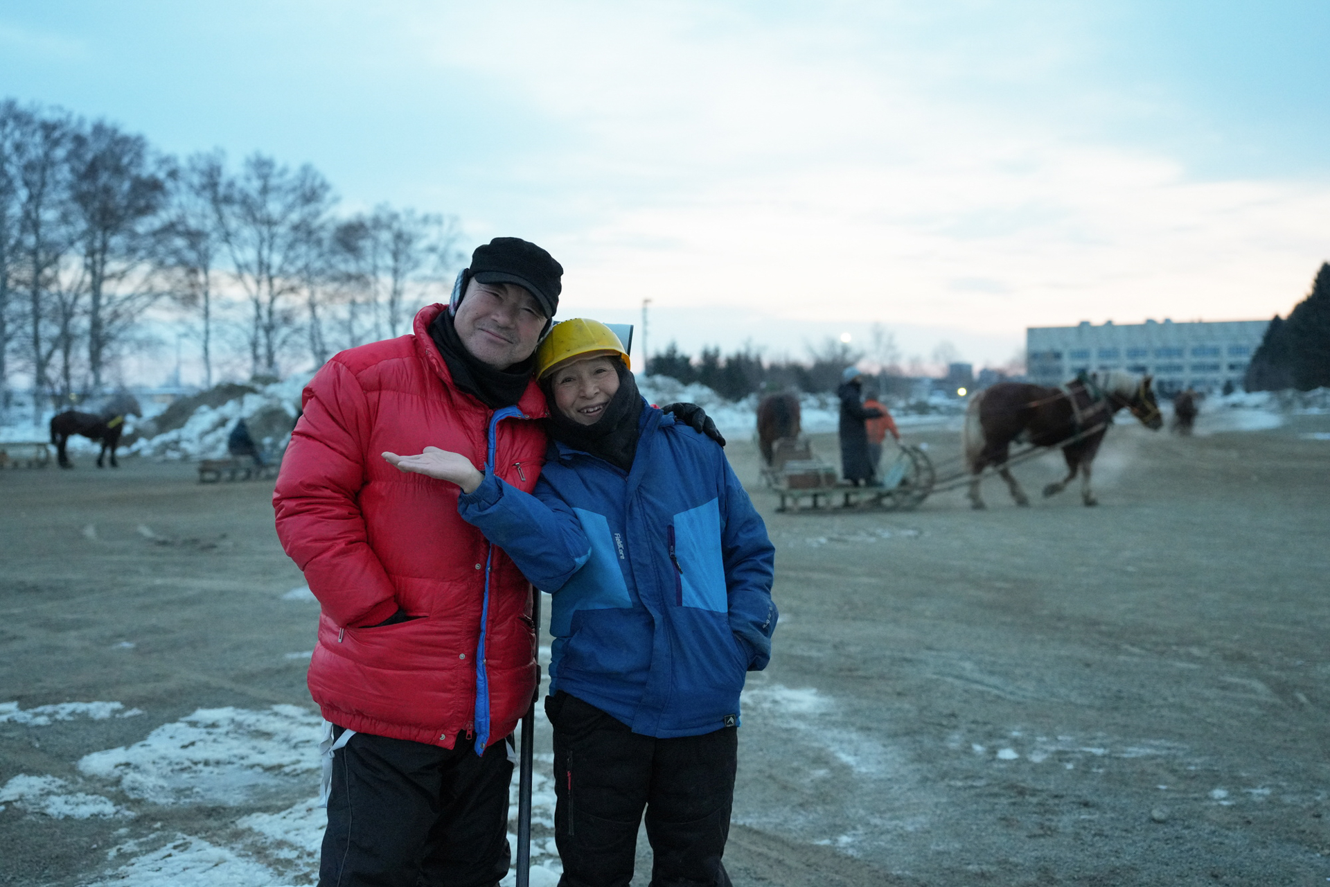 朝調教にて、谷調教師と記念写真